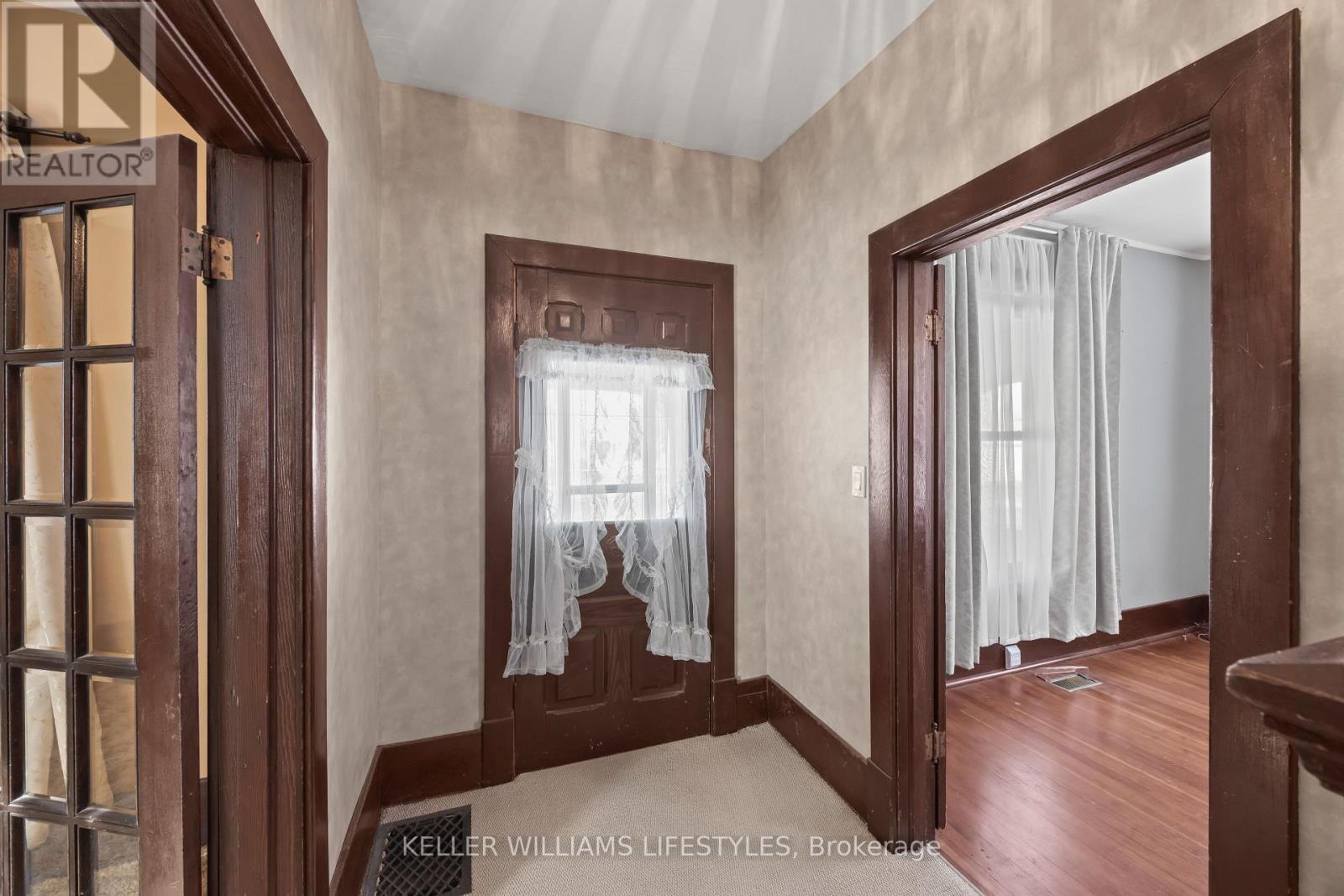 136 Queen Street, North Middlesex, Ontario  N0M 1A0 - Photo 11 - X12739664