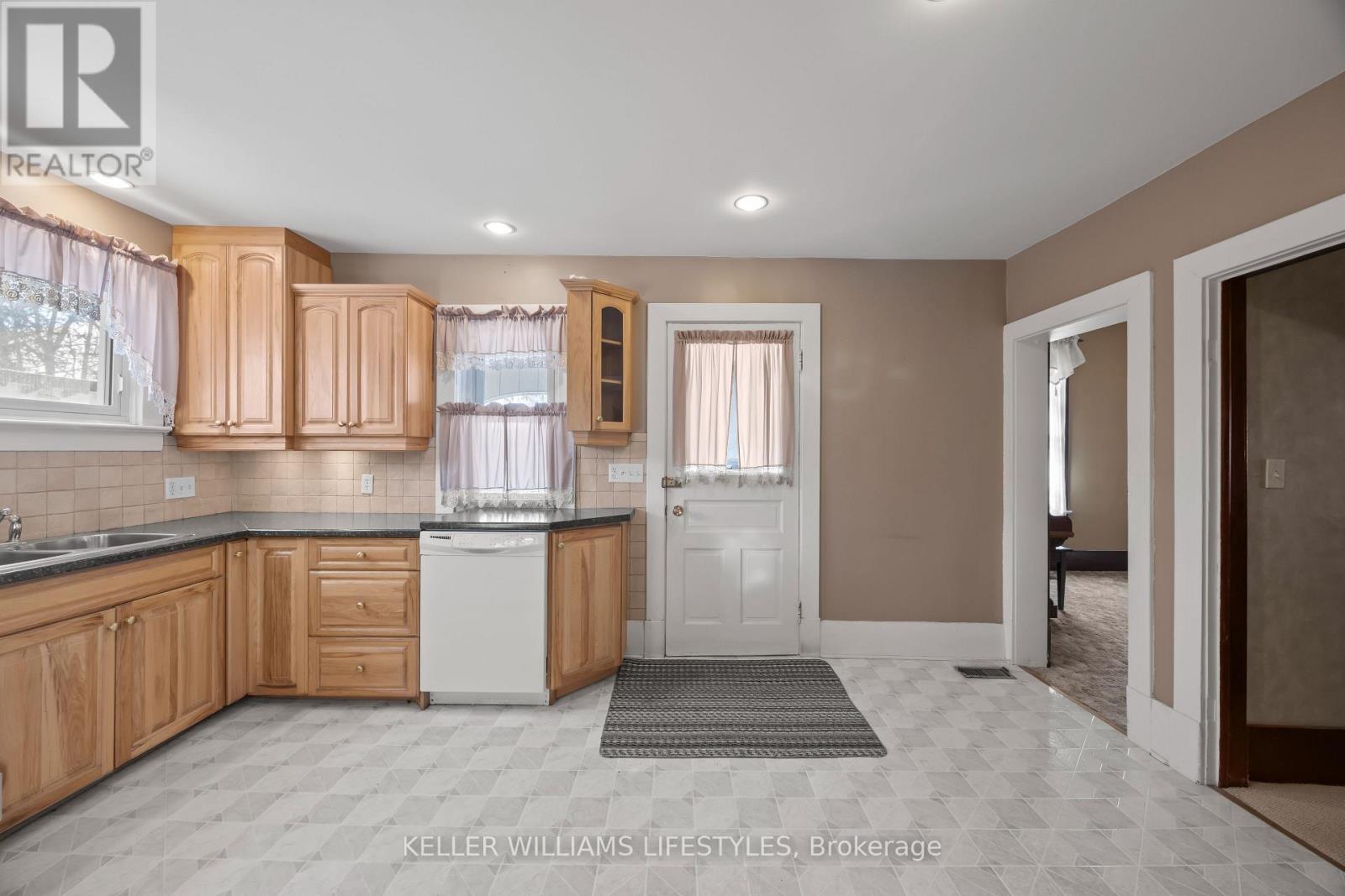 136 Queen Street, North Middlesex, Ontario  N0M 1A0 - Photo 12 - X12739664