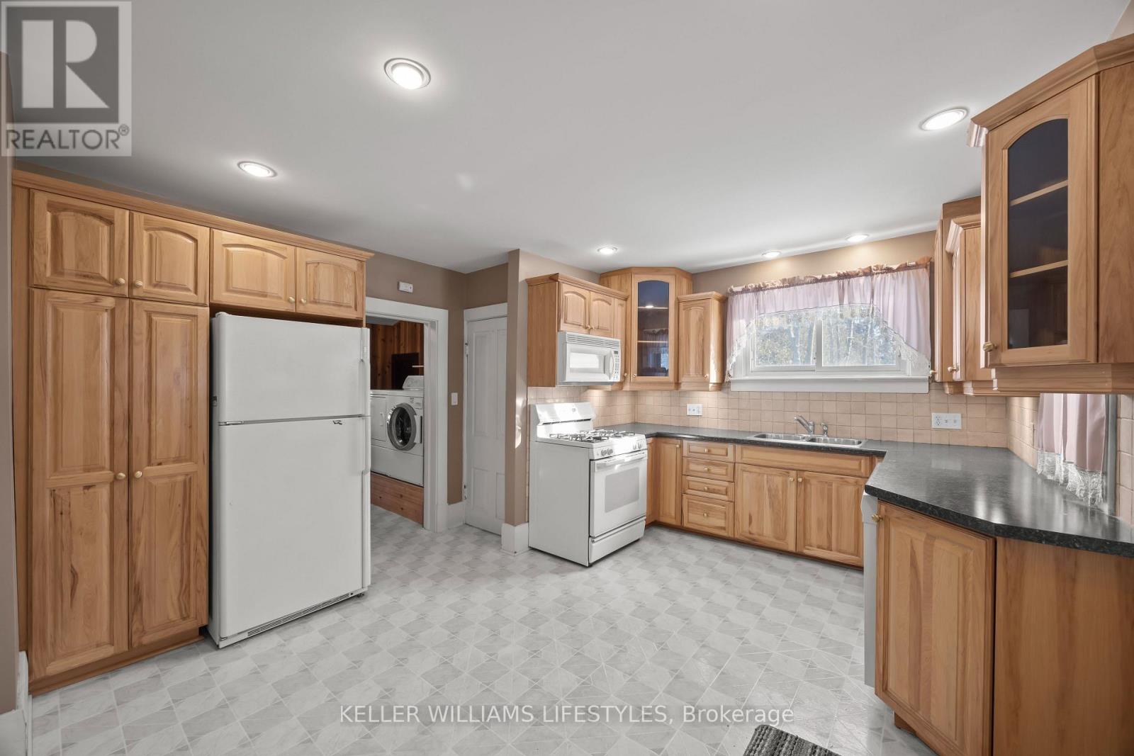 136 Queen Street, North Middlesex, Ontario  N0M 1A0 - Photo 13 - X12739664