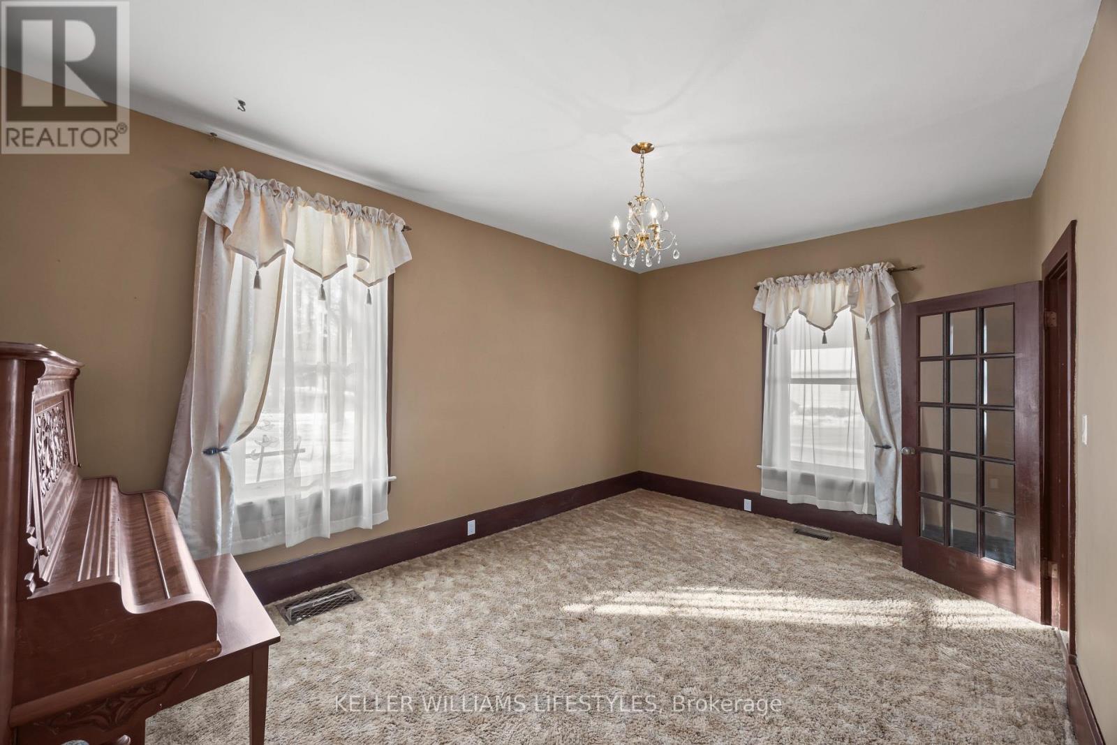 136 Queen Street, North Middlesex, Ontario  N0M 1A0 - Photo 15 - X12739664