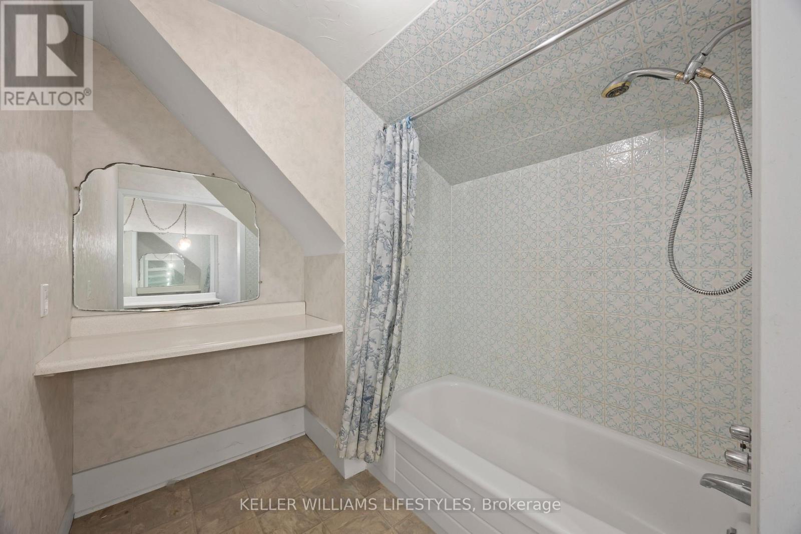 136 Queen Street, North Middlesex, Ontario  N0M 1A0 - Photo 30 - X12739664