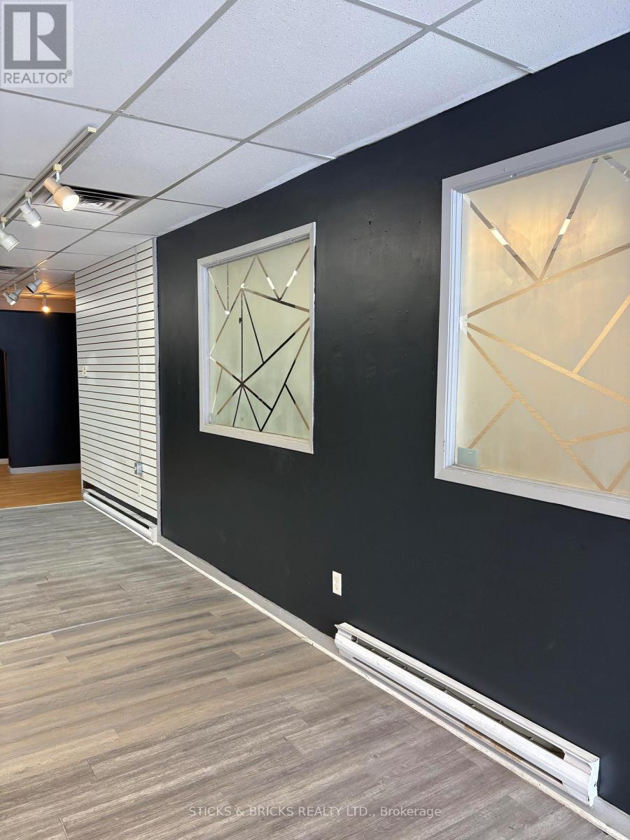 1 - 4400 Queen Street, Niagara Falls (Downtown), Ontario  L2E 2L3 - Photo 4 - X12649344