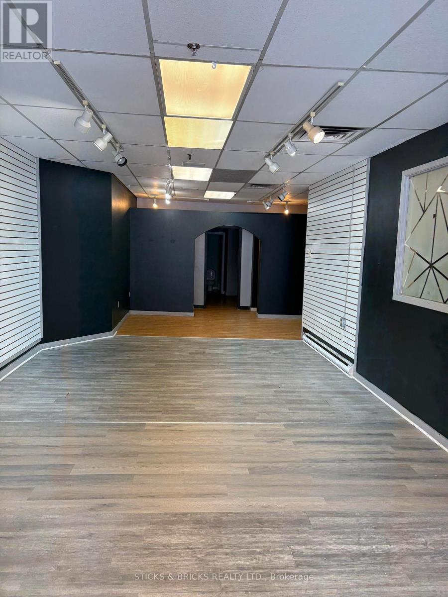 1 - 4400 Queen Street, Niagara Falls (Downtown), Ontario  L2E 2L3 - Photo 3 - X12649344