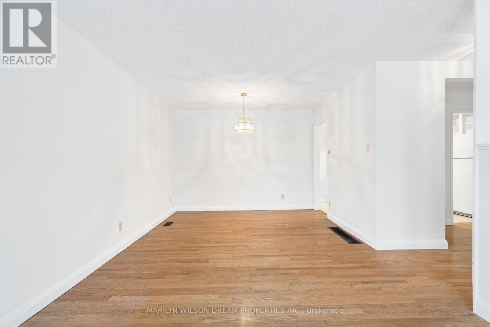 18 Virgil Road, Ottawa, Ontario K2H 6B3 - Photo 5 - X12739660