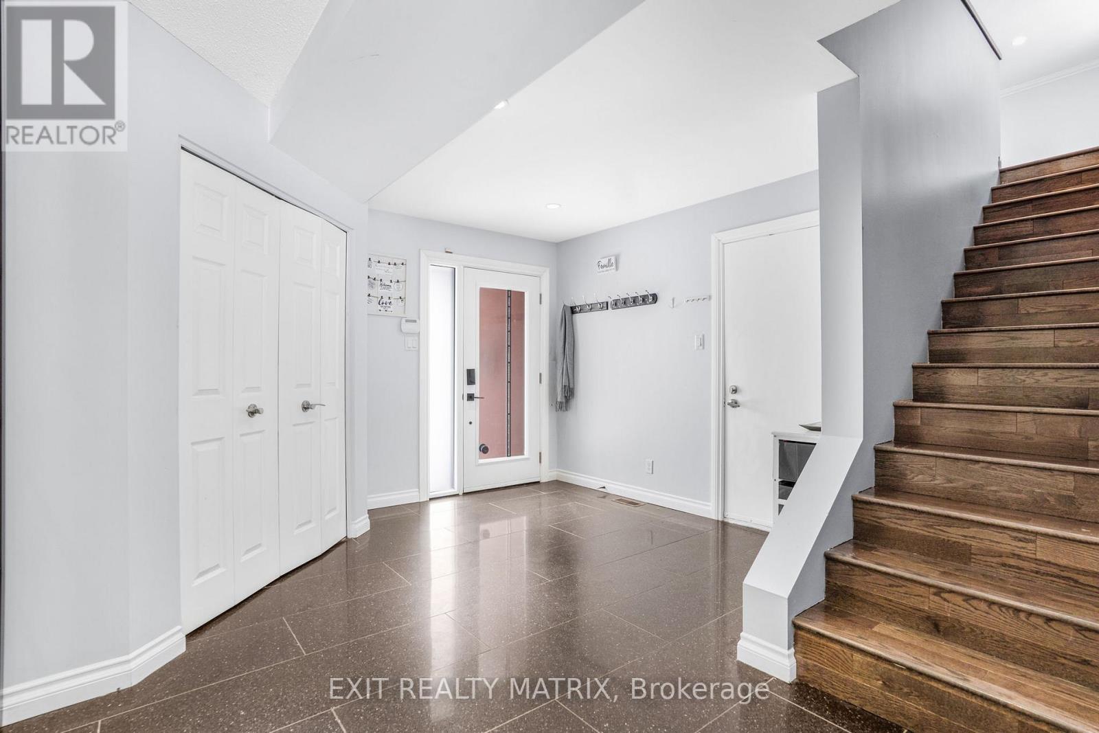 1322 Du Gouverneur Drive, Ottawa, Ontario  K4C 1E2 - Photo 3 - X12739810