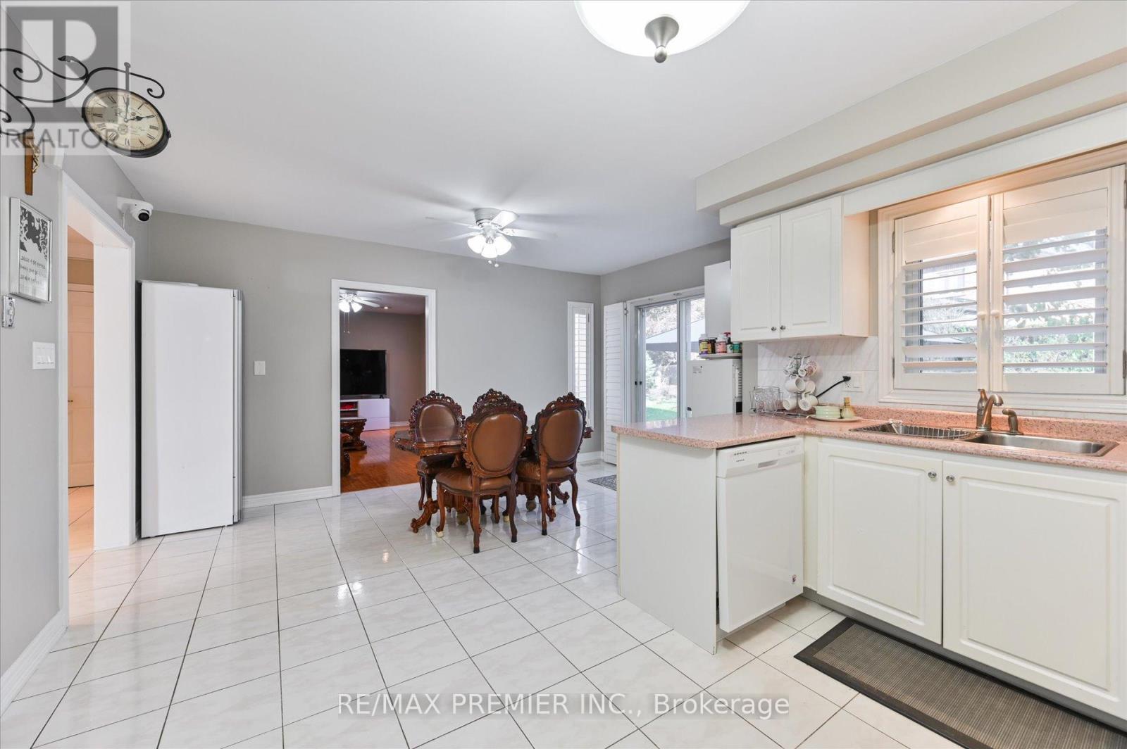 581 Wycliffe Avenue, Vaughan, Ontario  L4L 8S8 - Photo 10 - N12739752