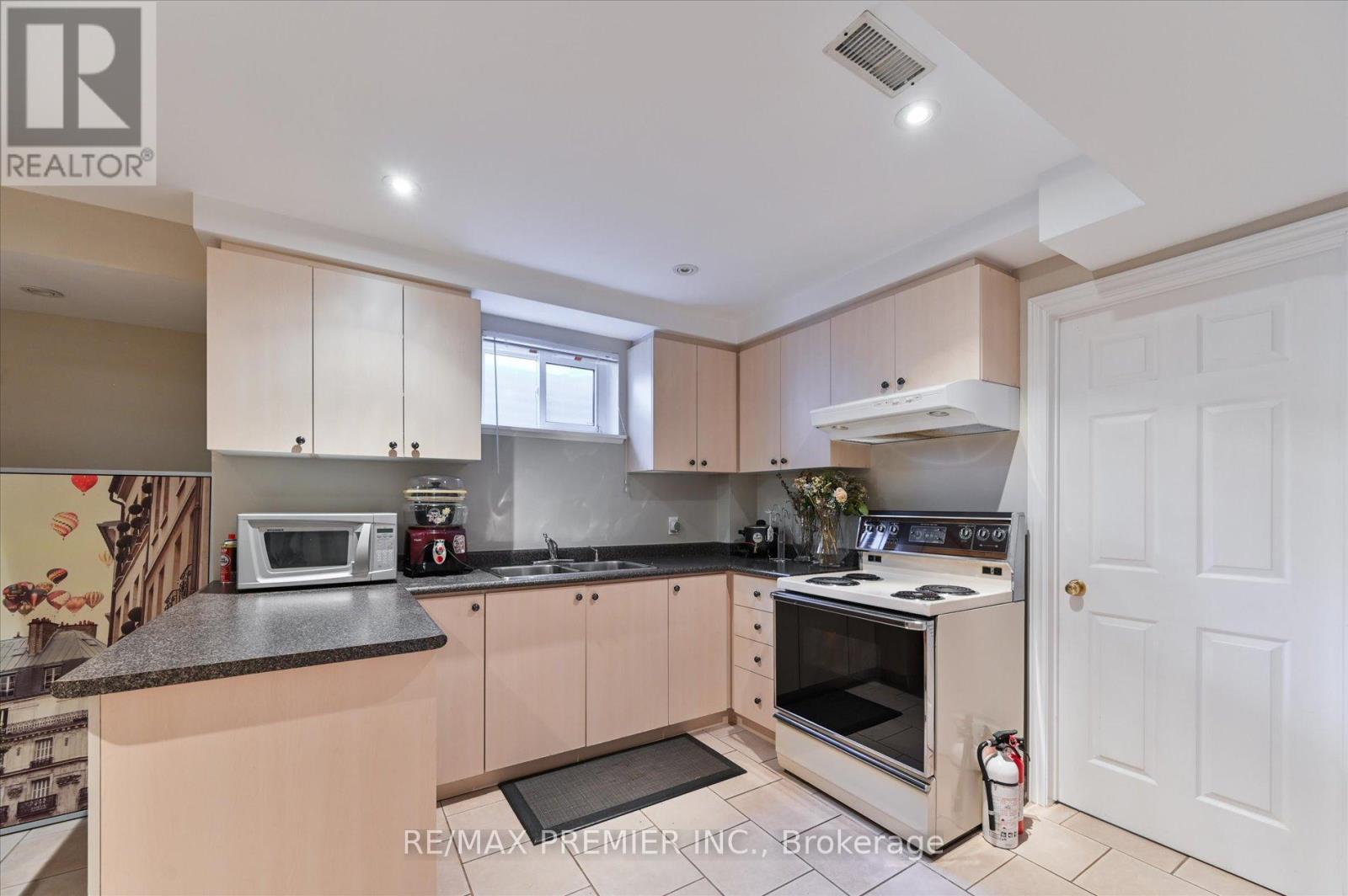 581 Wycliffe Avenue, Vaughan, Ontario  L4L 8S8 - Photo 19 - N12739752