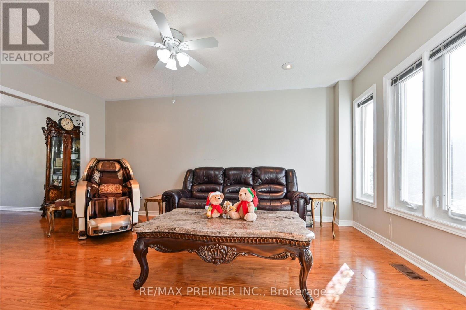 581 Wycliffe Avenue, Vaughan, Ontario  L4L 8S8 - Photo 4 - N12739752