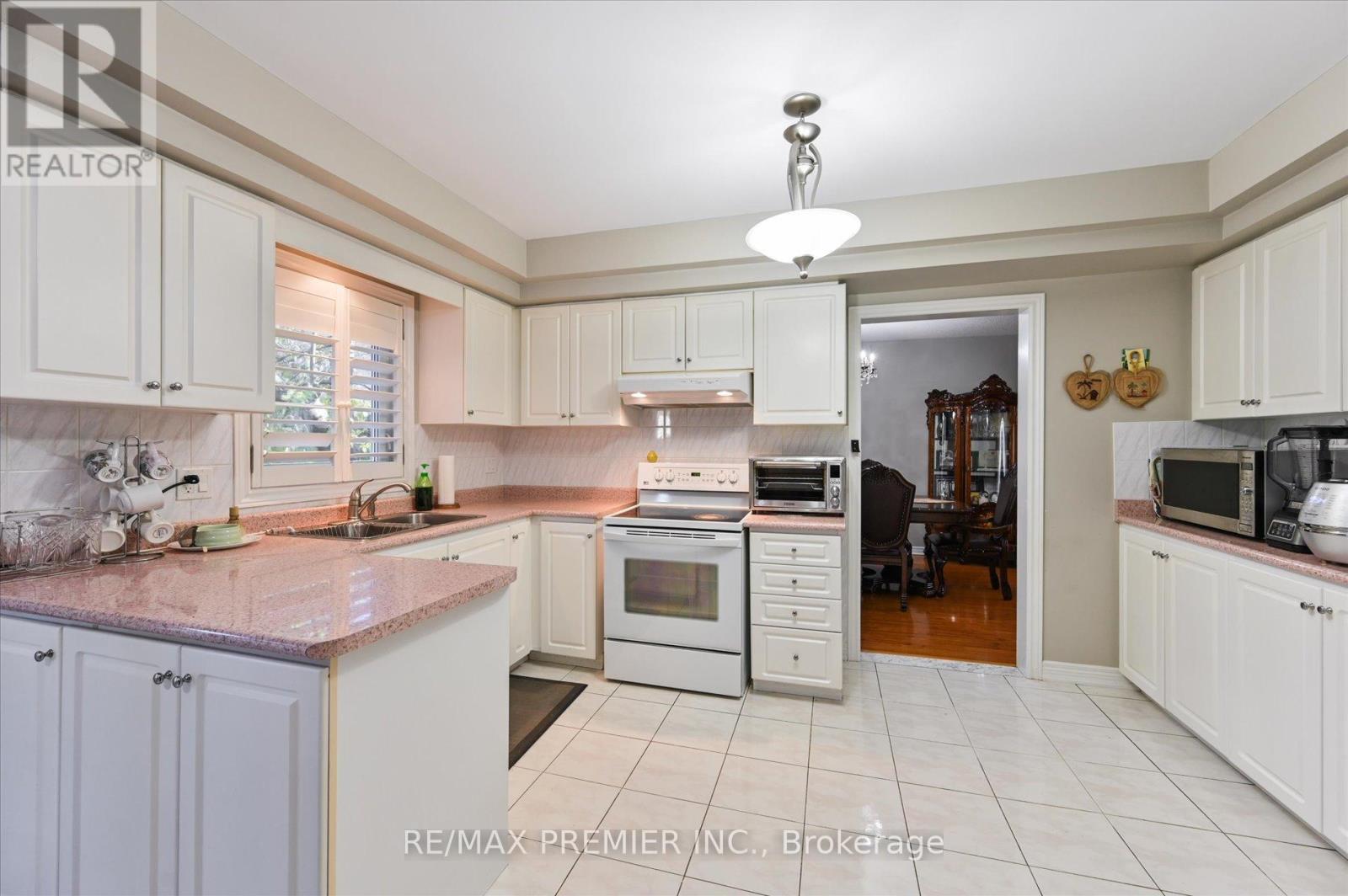 581 Wycliffe Avenue, Vaughan, Ontario  L4L 8S8 - Photo 9 - N12739752