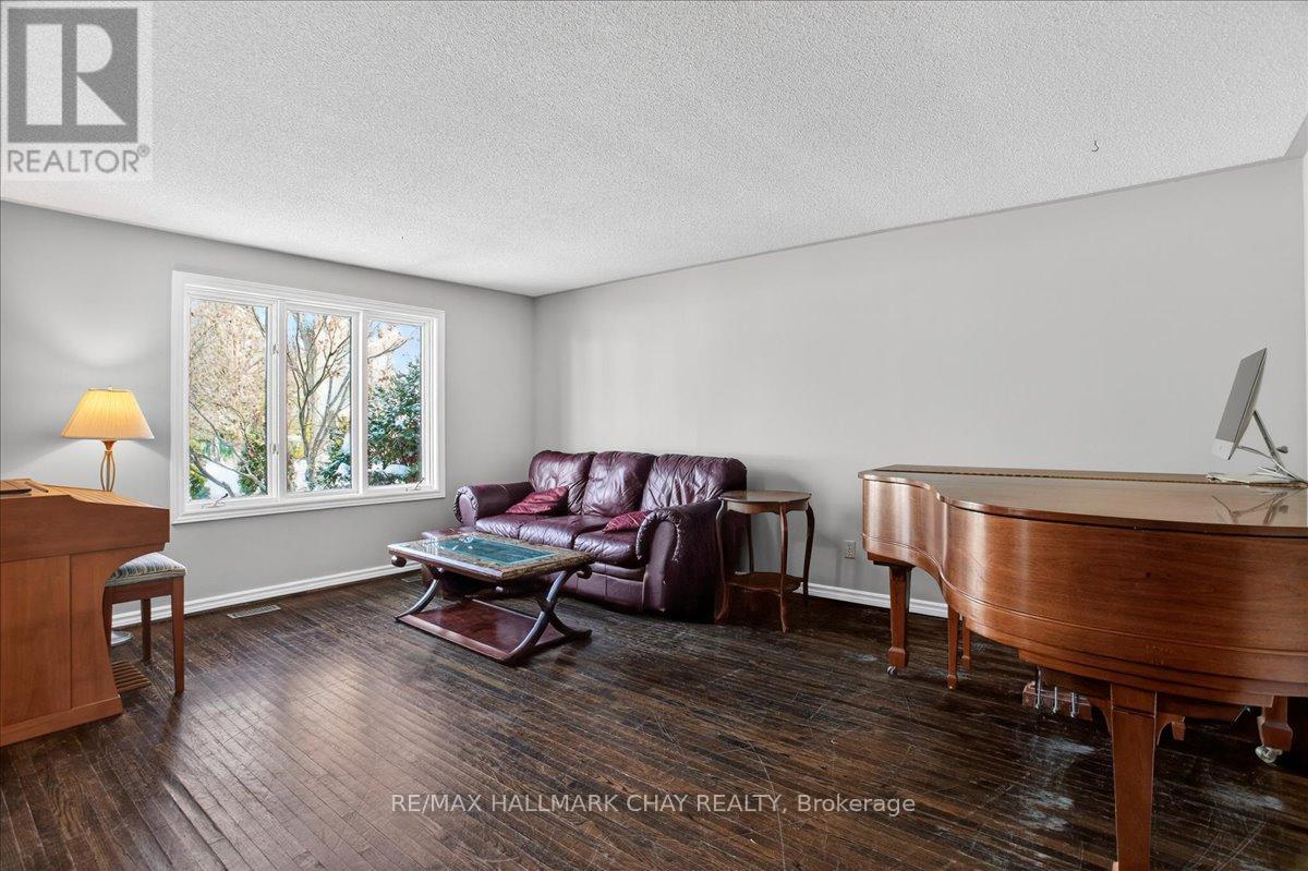 8 Chestnut Court, Barrie (Cundles East), Ontario  L4M 6K8 - Photo 5 - S12739738