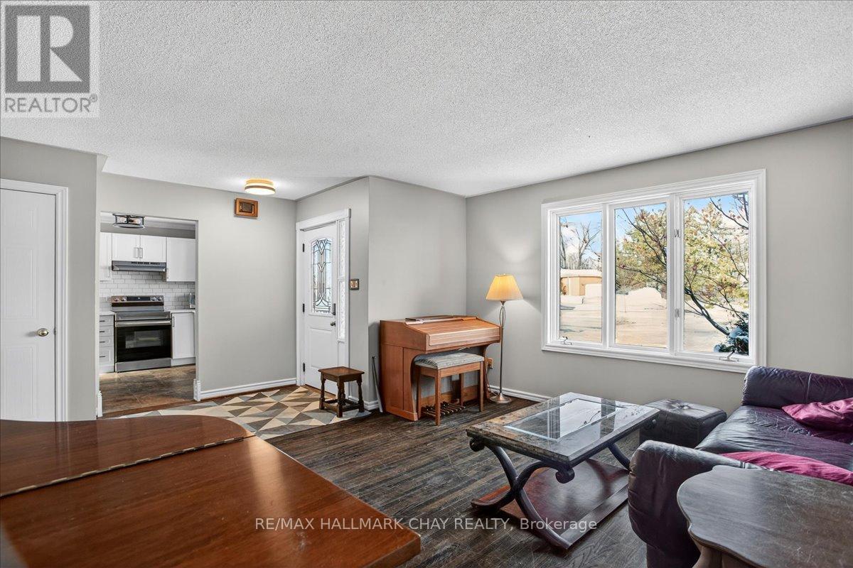 8 Chestnut Court, Barrie (Cundles East), Ontario  L4M 6K8 - Photo 6 - S12739738