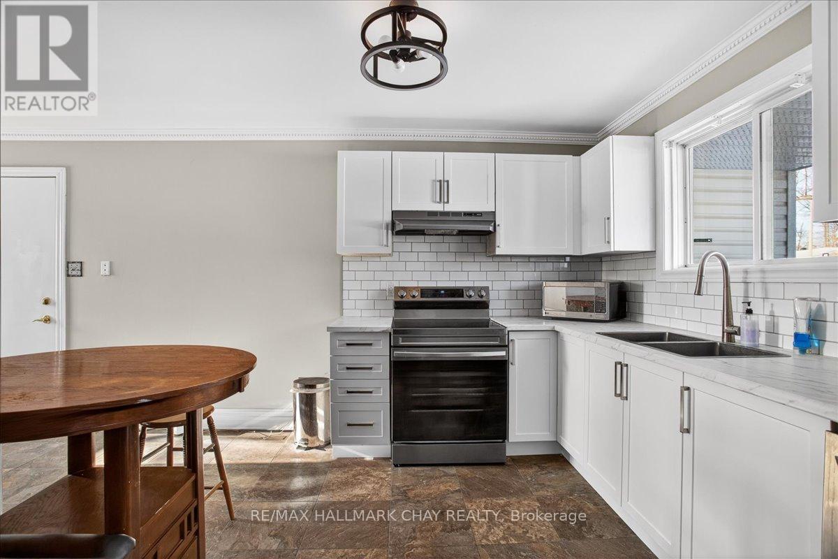 8 Chestnut Court, Barrie (Cundles East), Ontario  L4M 6K8 - Photo 7 - S12739738