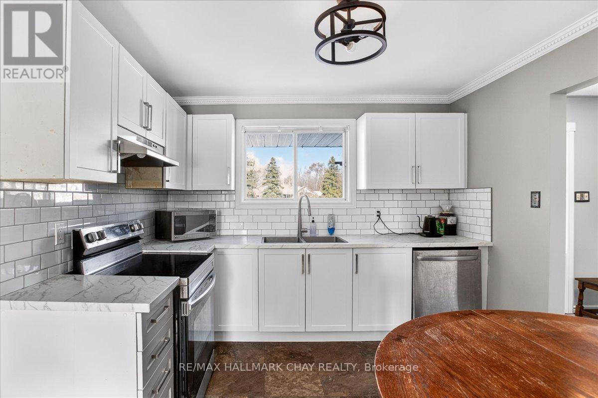 8 Chestnut Court, Barrie (Cundles East), Ontario  L4M 6K8 - Photo 8 - S12739738