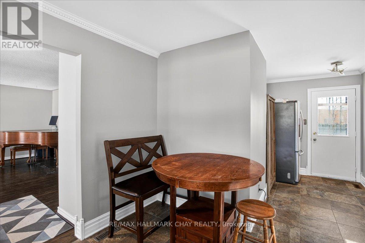 8 Chestnut Court, Barrie (Cundles East), Ontario  L4M 6K8 - Photo 9 - S12739738