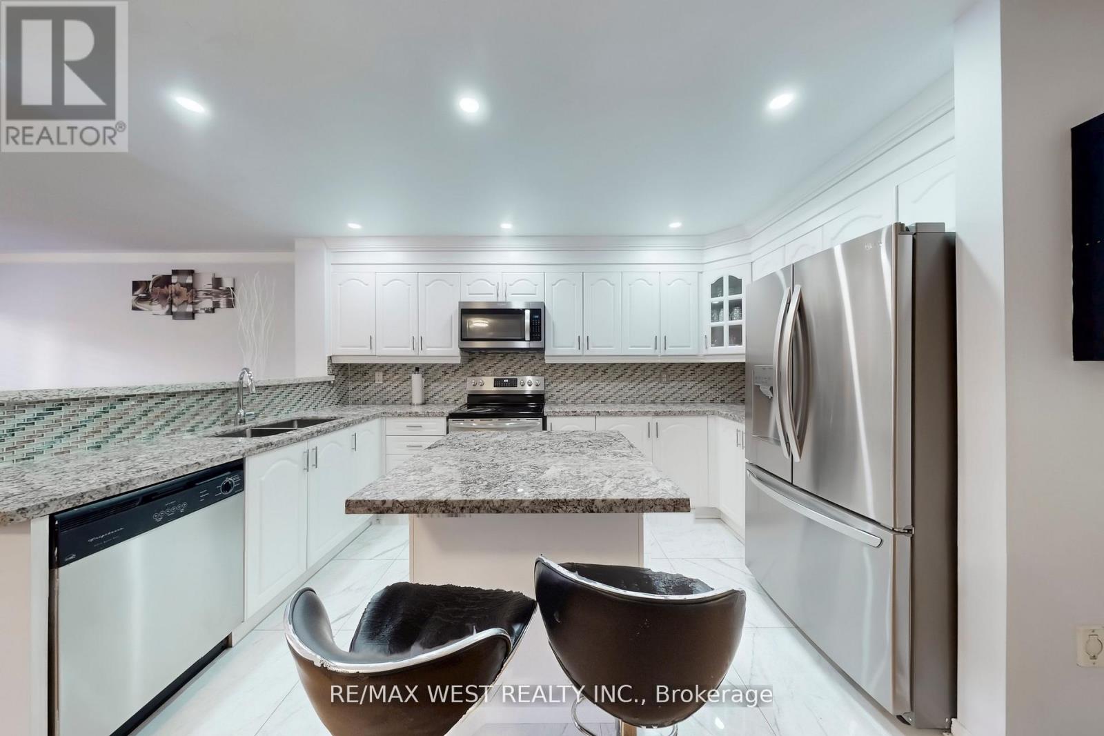 40 San Gabriele Place, Toronto, Ontario  M9L 3A4 - Photo 10 - W12739684