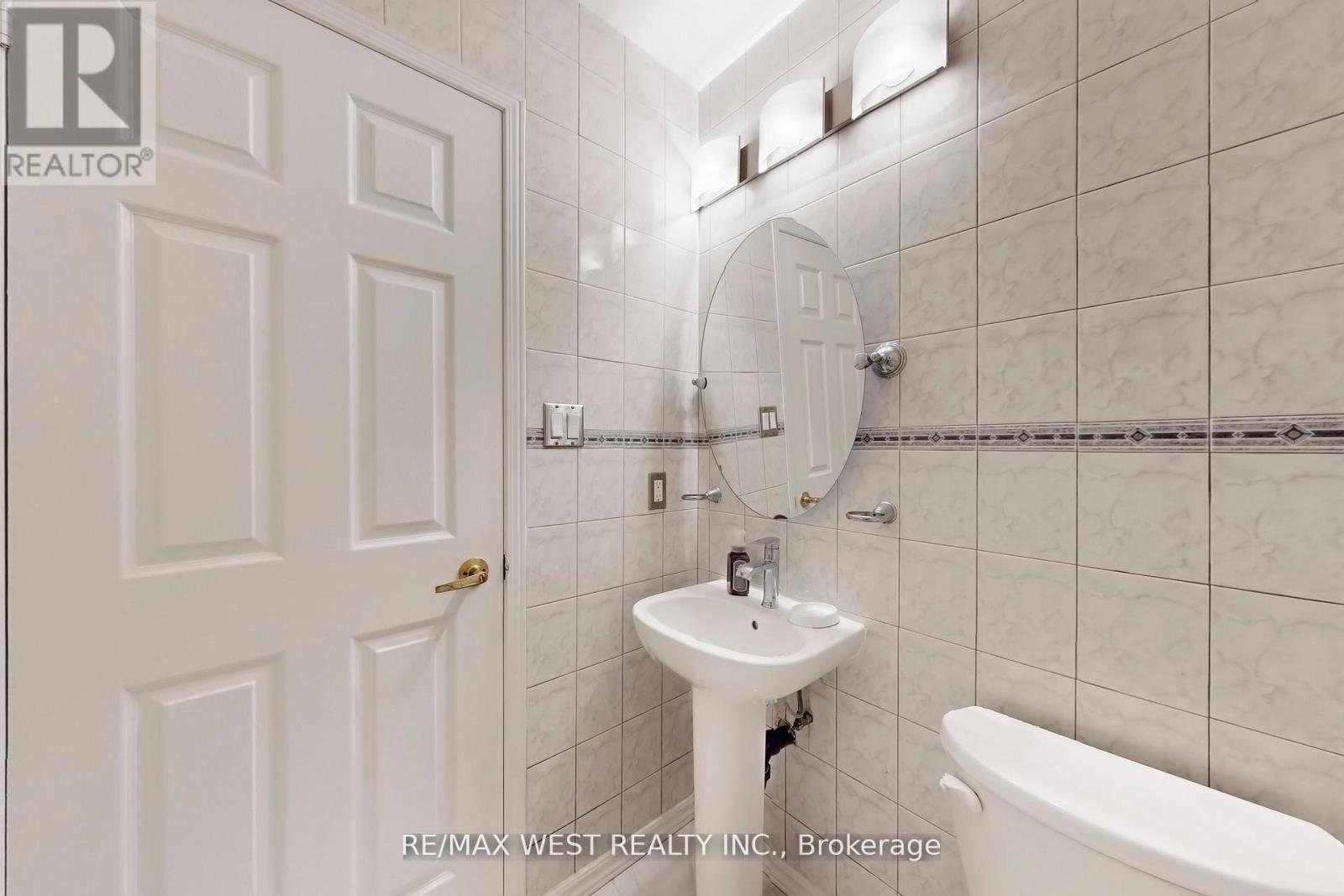 40 San Gabriele Place, Toronto, Ontario  M9L 3A4 - Photo 19 - W12739684