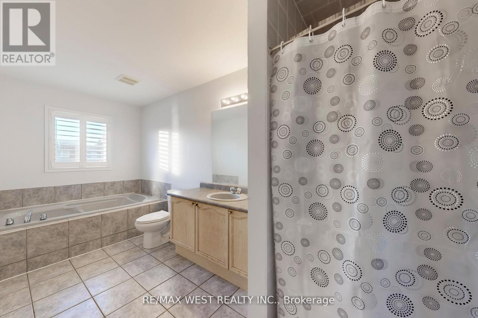 40 San Gabriele Place, Toronto, Ontario  M9L 3A4 - Photo 27 - W12739684