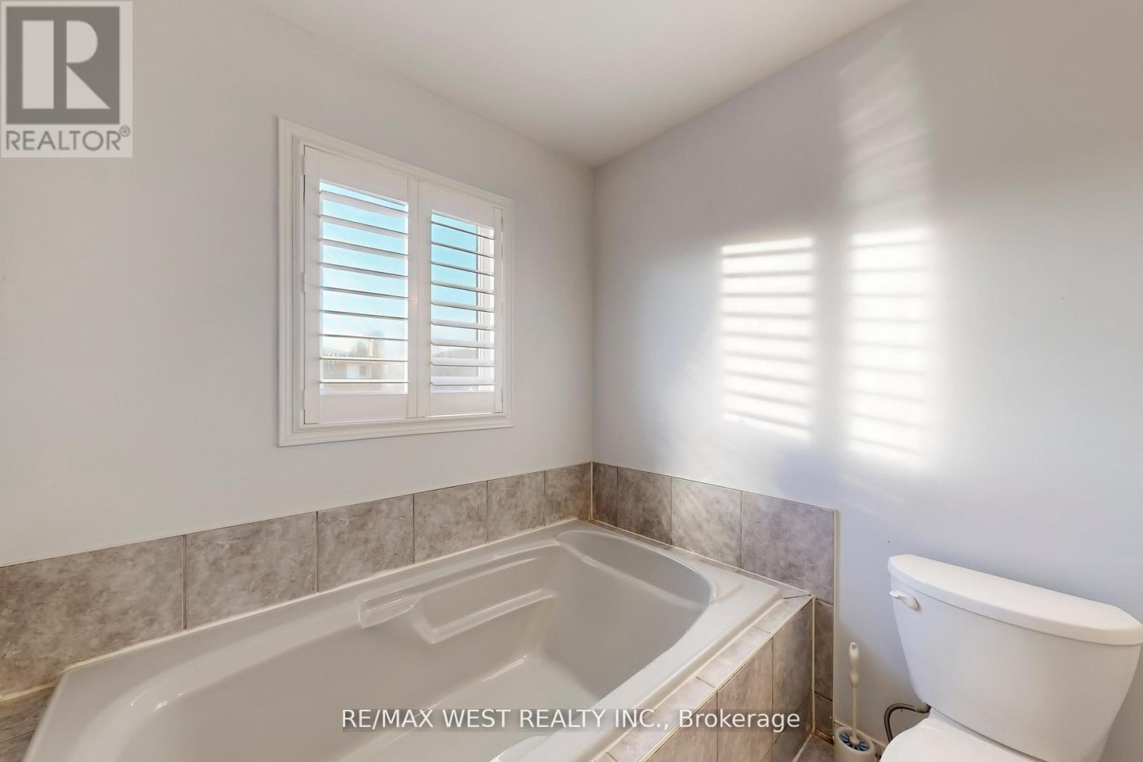 40 San Gabriele Place, Toronto, Ontario  M9L 3A4 - Photo 29 - W12739684