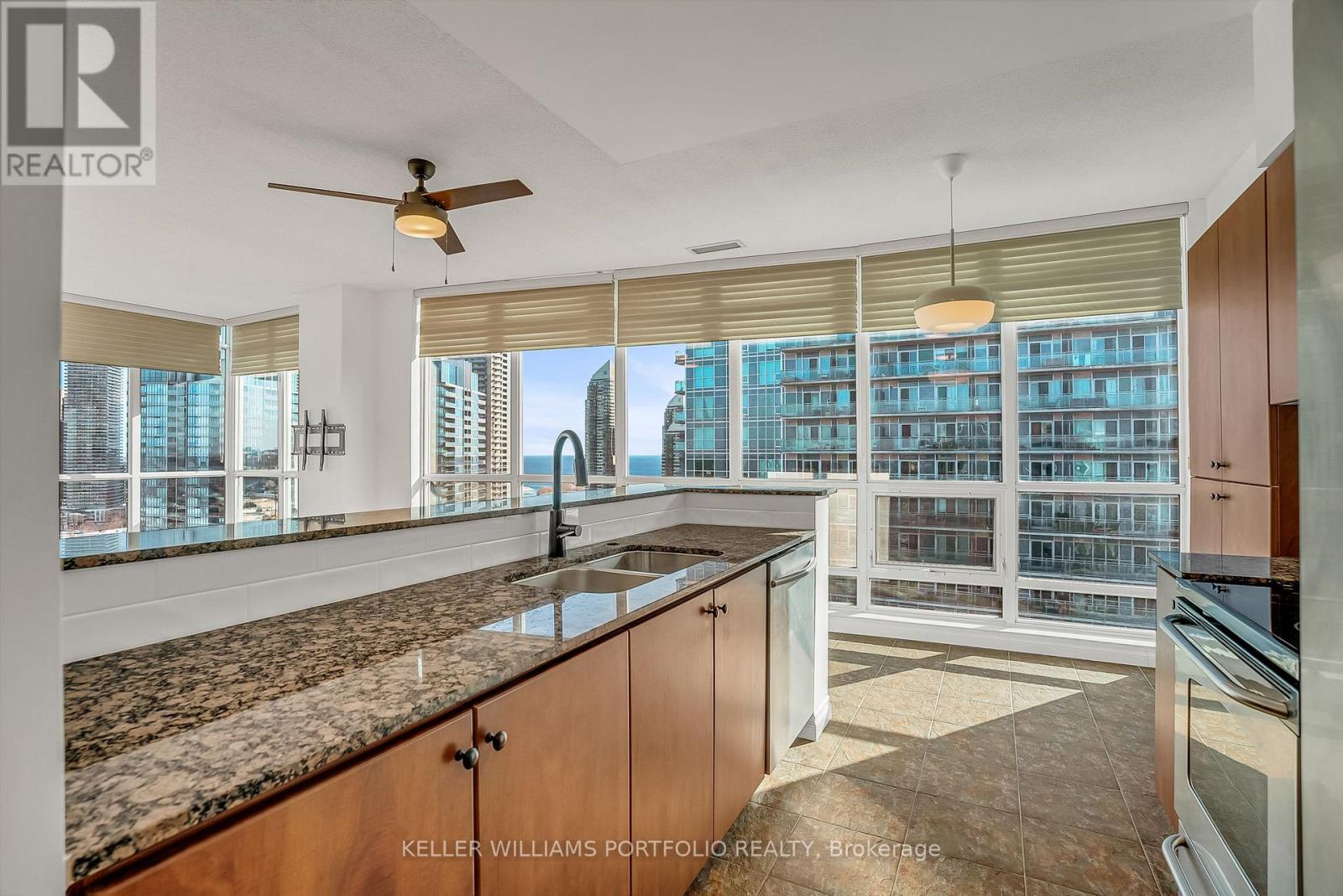 Ph7 - 185 Legion Road N, Toronto, Ontario  M8Y 0A1 - Photo 10 - W12739726