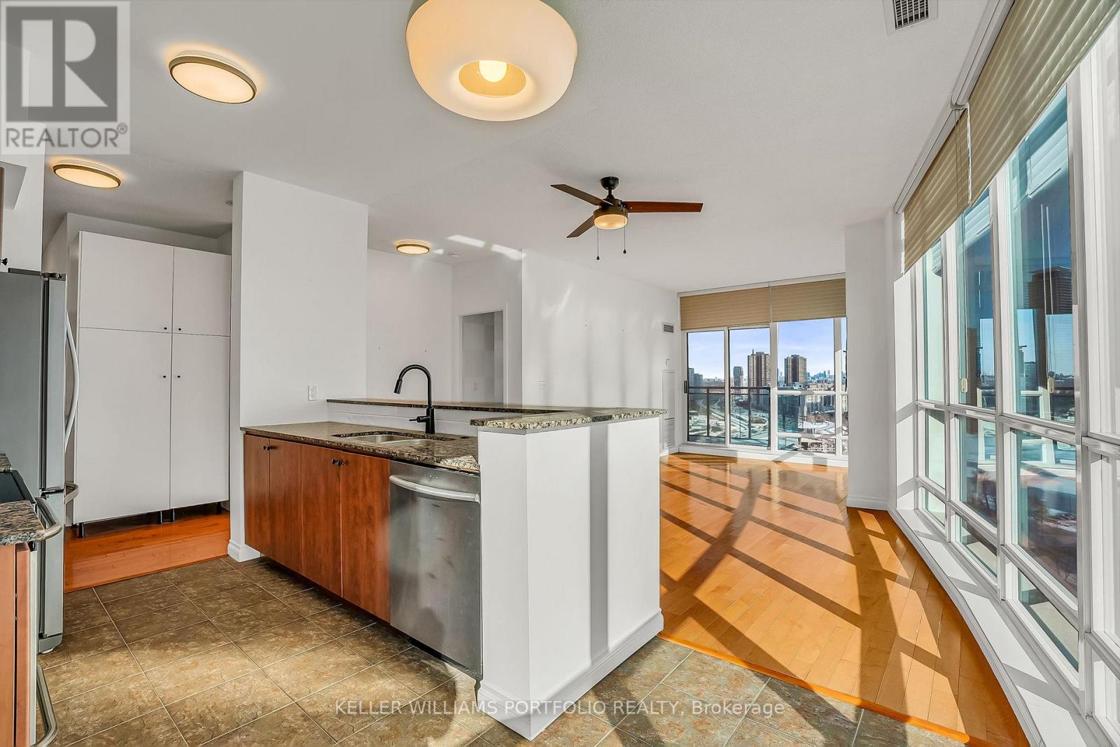 Ph7 - 185 Legion Road N, Toronto, Ontario  M8Y 0A1 - Photo 11 - W12739726