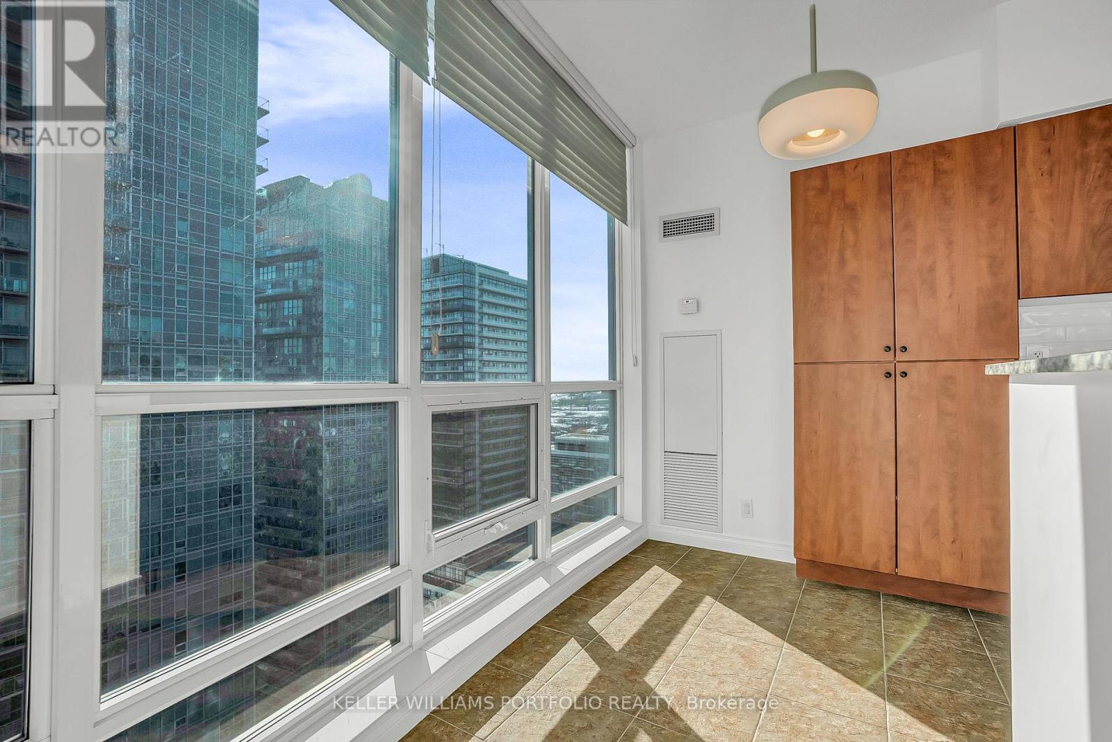 Ph7 - 185 Legion Road N, Toronto, Ontario  M8Y 0A1 - Photo 13 - W12739726