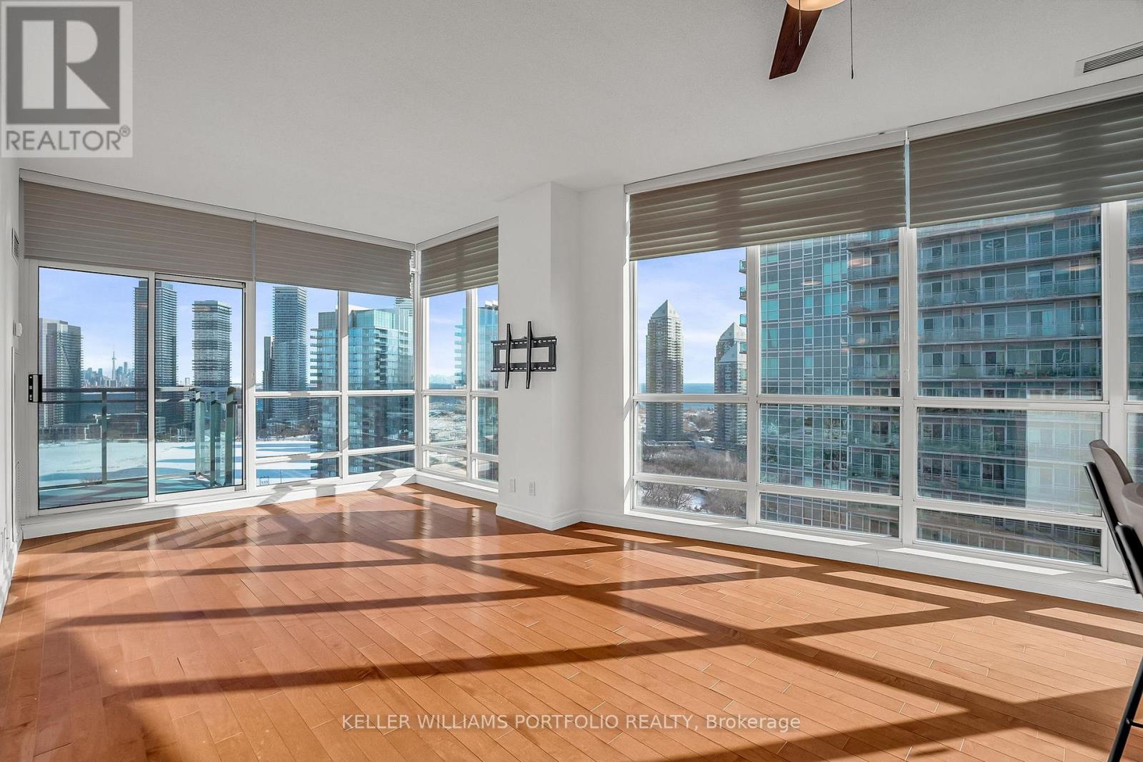 Ph7 - 185 Legion Road N, Toronto, Ontario  M8Y 0A1 - Photo 2 - W12739726