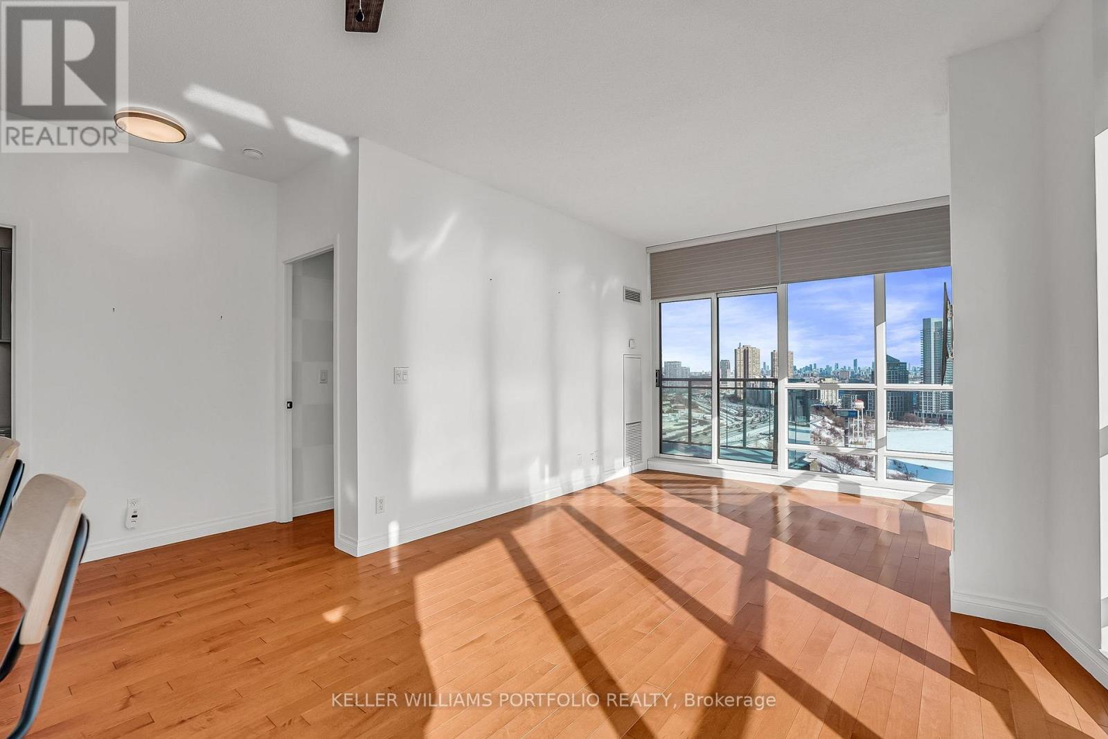 Ph7 - 185 Legion Road N, Toronto, Ontario  M8Y 0A1 - Photo 4 - W12739726