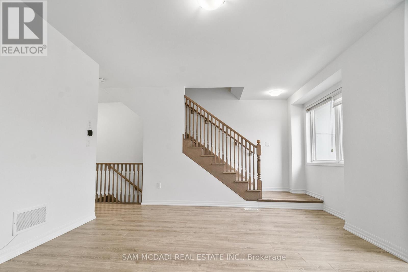 70 Huguenot Road, Oakville, Ontario  L6H 0X4 - Photo 19 - W12739734