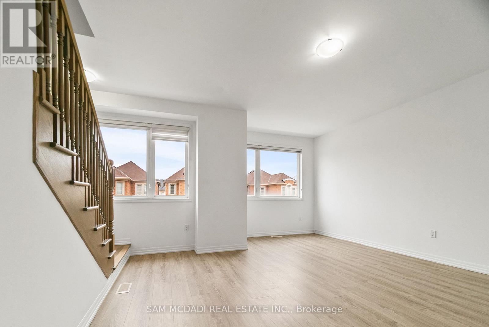 70 Huguenot Road, Oakville, Ontario  L6H 0X4 - Photo 23 - W12739734