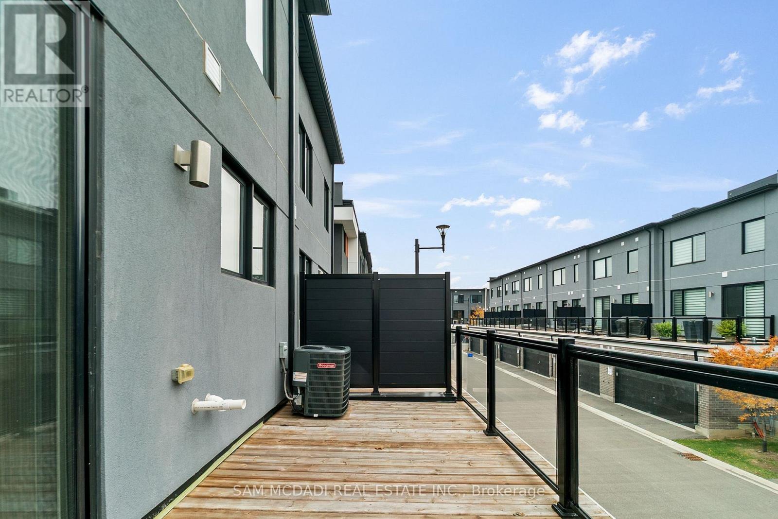 70 Huguenot Road, Oakville, Ontario  L6H 0X4 - Photo 25 - W12739734