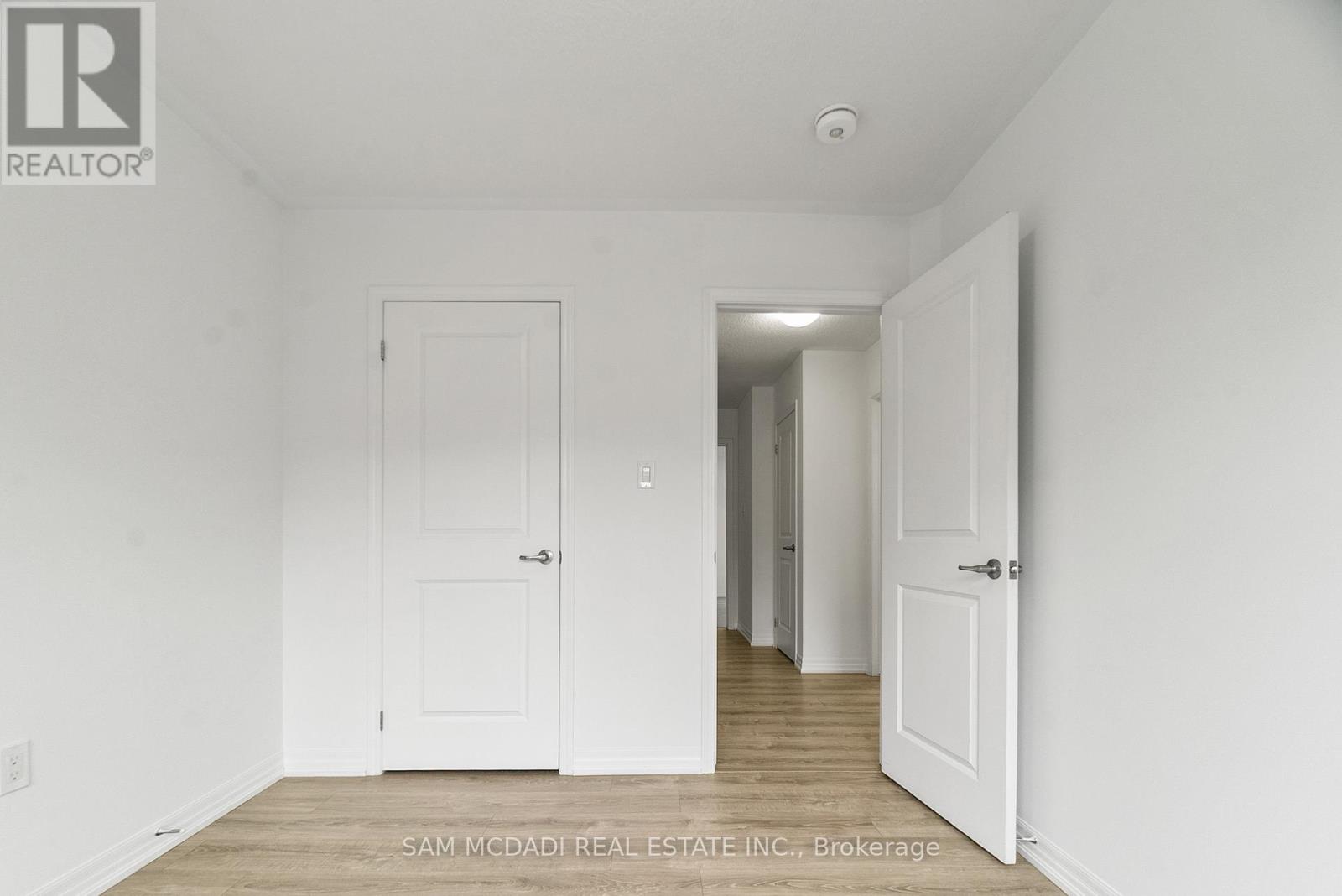 70 Huguenot Road, Oakville, Ontario  L6H 0X4 - Photo 7 - W12739734