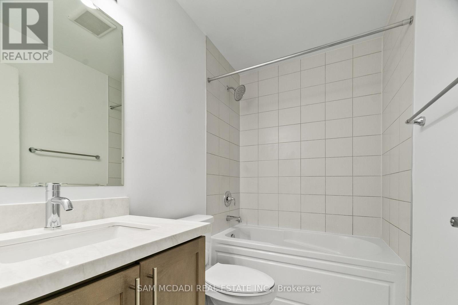 70 Huguenot Road, Oakville, Ontario  L6H 0X4 - Photo 9 - W12739734