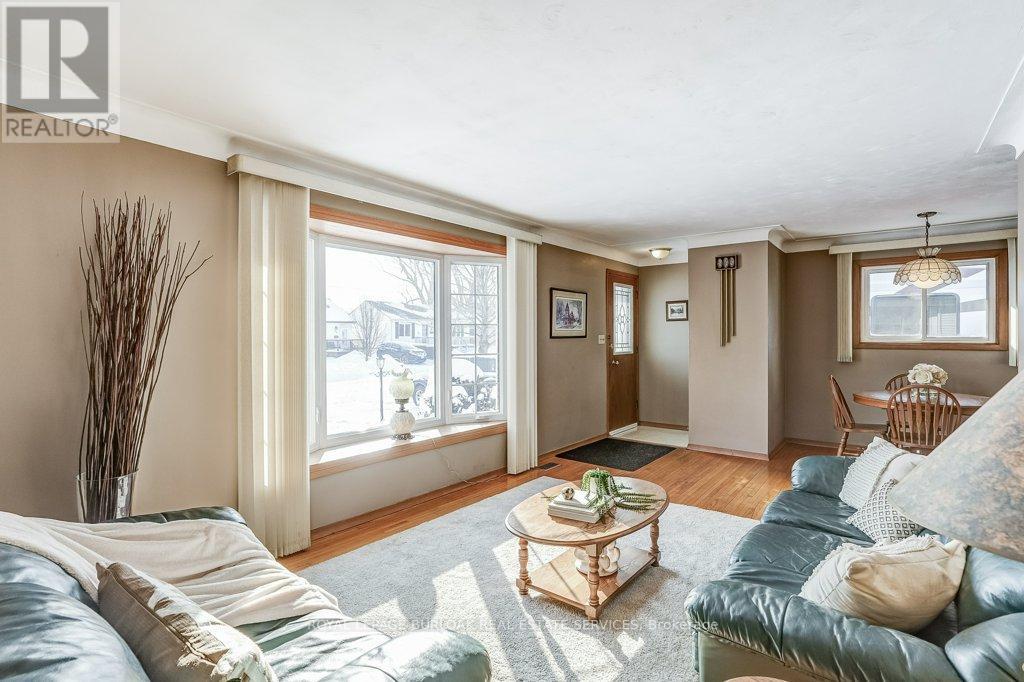 79 Fairview Road, Grimsby, Ontario  L3M 3L6 - Photo 5 - X12739708