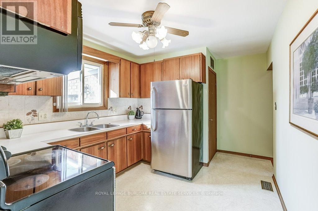 79 Fairview Road, Grimsby, Ontario  L3M 3L6 - Photo 9 - X12739708