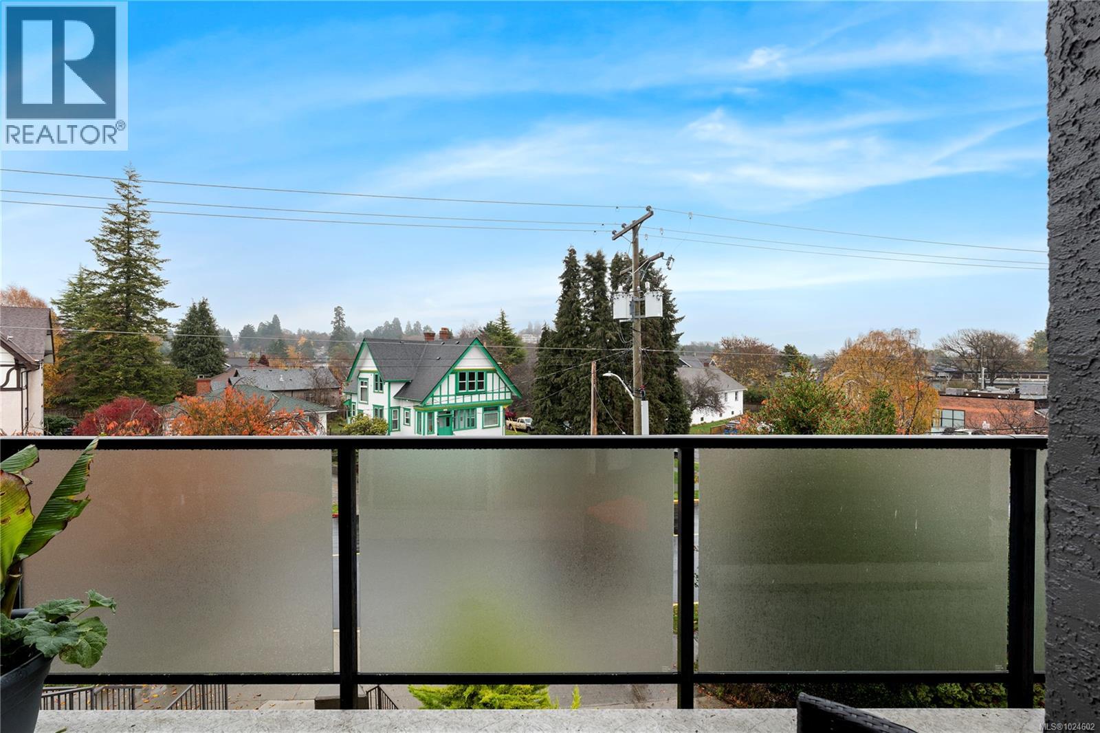 402 1241 Fairfield Rd, Victoria, British Columbia  V8V 3B3 - Photo 2 - 1024602