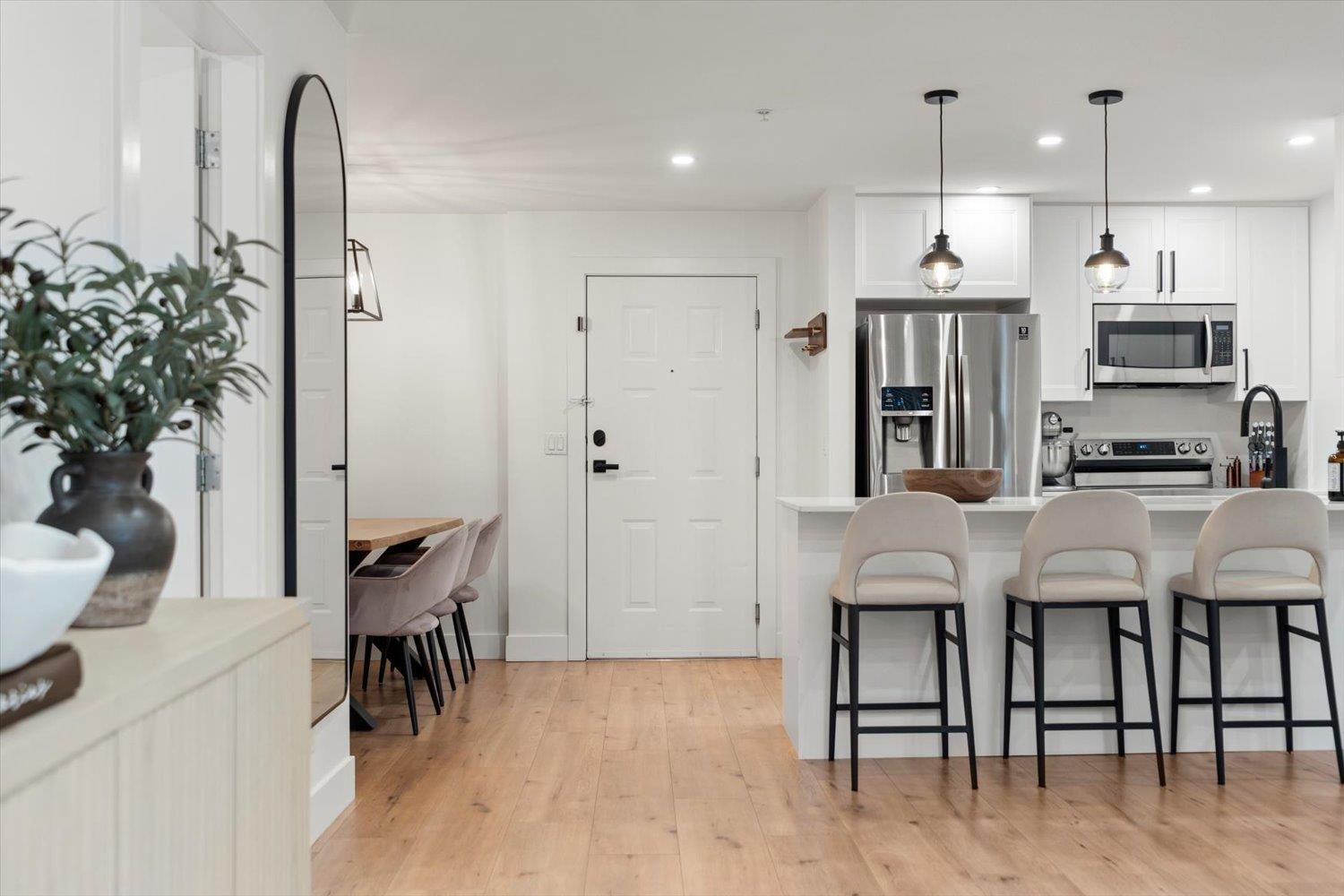 211 2581 Langdon Street, Abbotsford, British Columbia V2T 7A3 - Photo 2 - R3084506