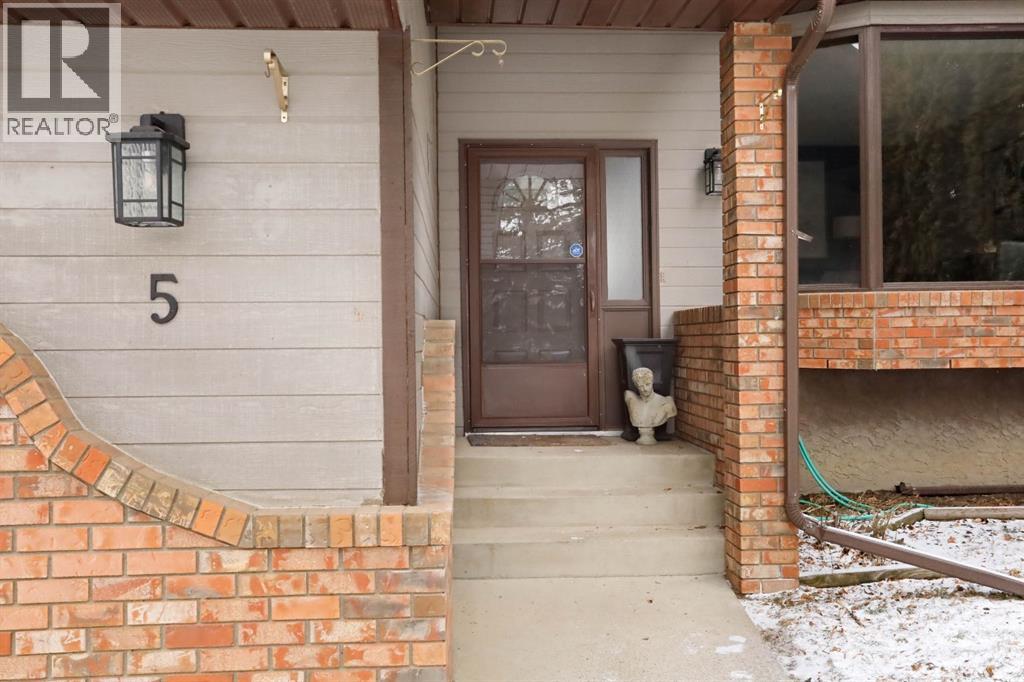 5 Fairview Crescent E, Brooks, Alberta  T1R 0N7 - Photo 2 - A2280392