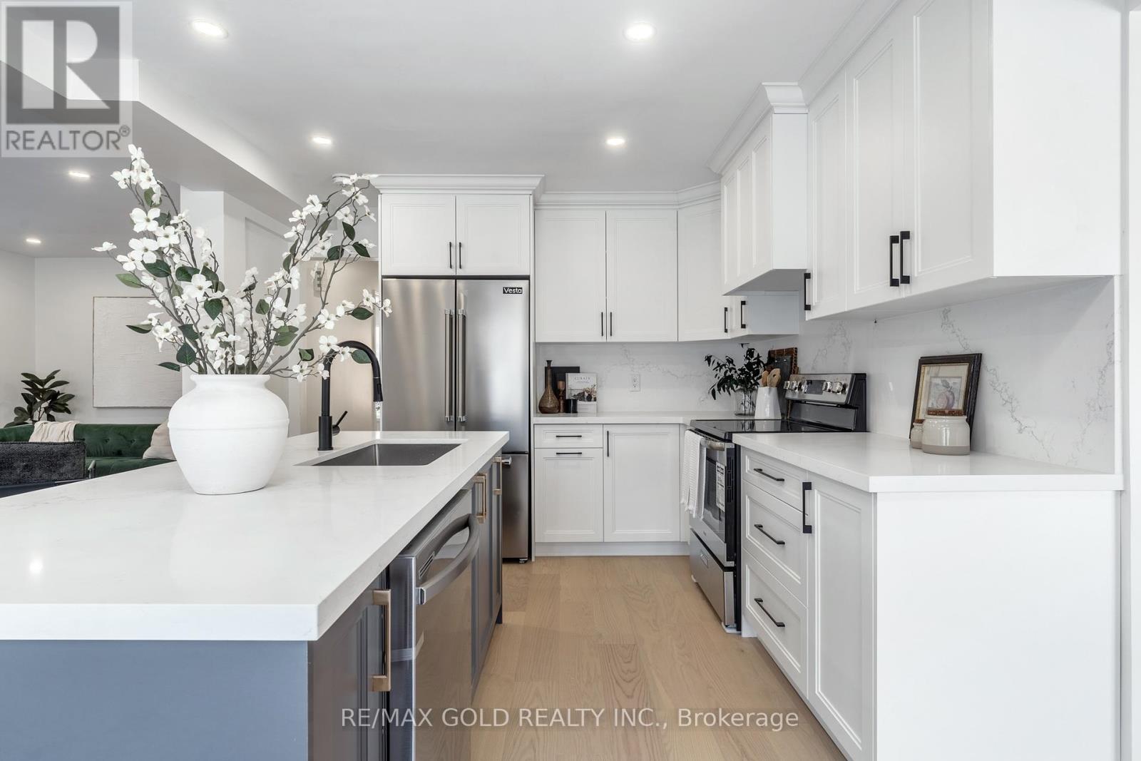 1138 Sawgrass Crescent, Mississauga, Ontario  L5C 3V4 - Photo 5 - W12739916