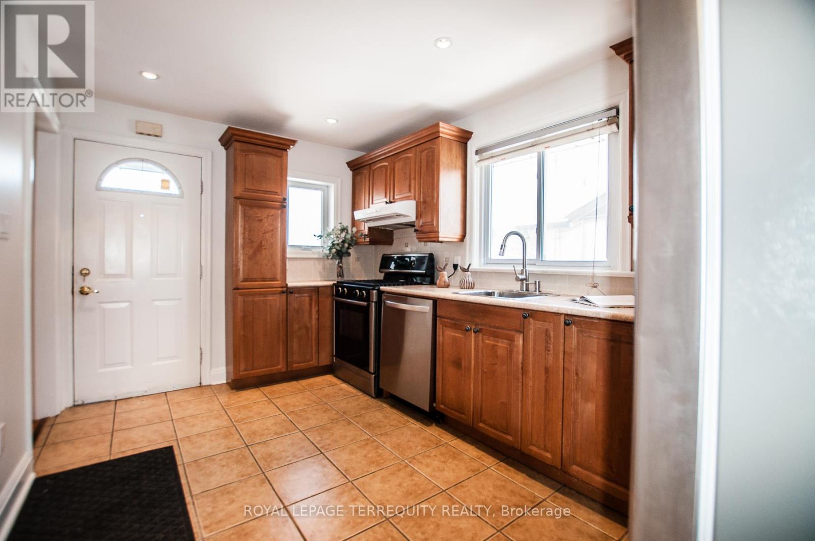 27 John Best Avenue, Toronto, Ontario  M9N 1C4 - Photo 8 - W12734740