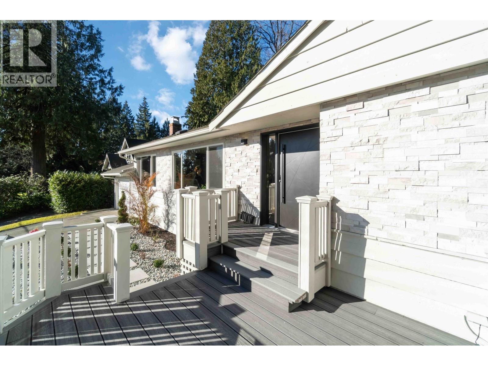 3837 Sunnycrest Drive, North Vancouver, British Columbia  V7R 3C5 - Photo 3 - R3084561