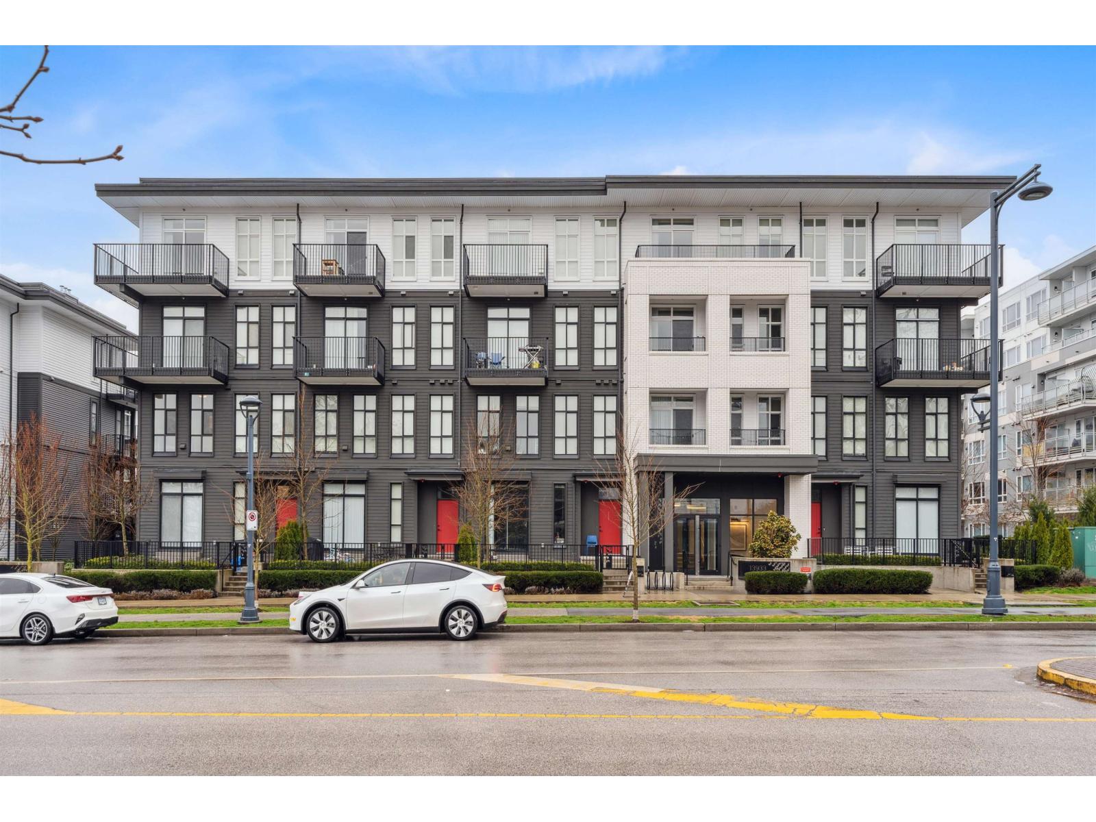 210 13933 105 Boulevard, Surrey, British Columbia  V3T 0R6 - Photo 1 - R3082941