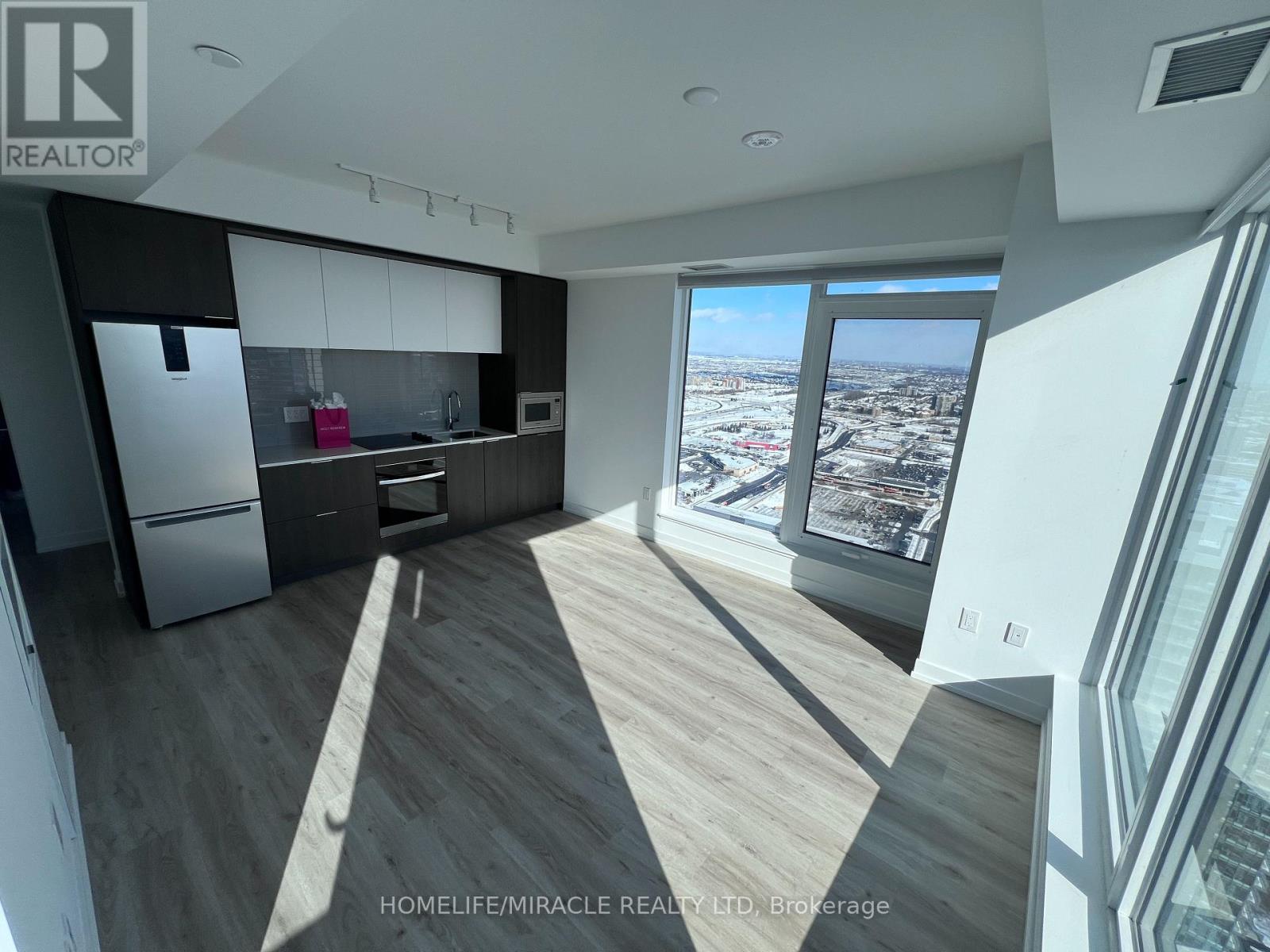 4004 - 395 Square One Drive, Mississauga, Ontario  L5B 0P6 - Photo 3 - W12739270