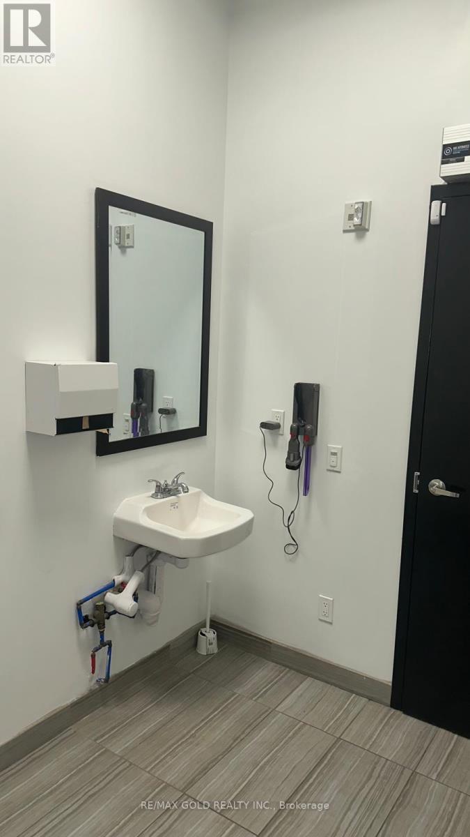 128 Inspire Boulevard, Brampton, Ontario  L6R 3X8 - Photo 9 - W12709466