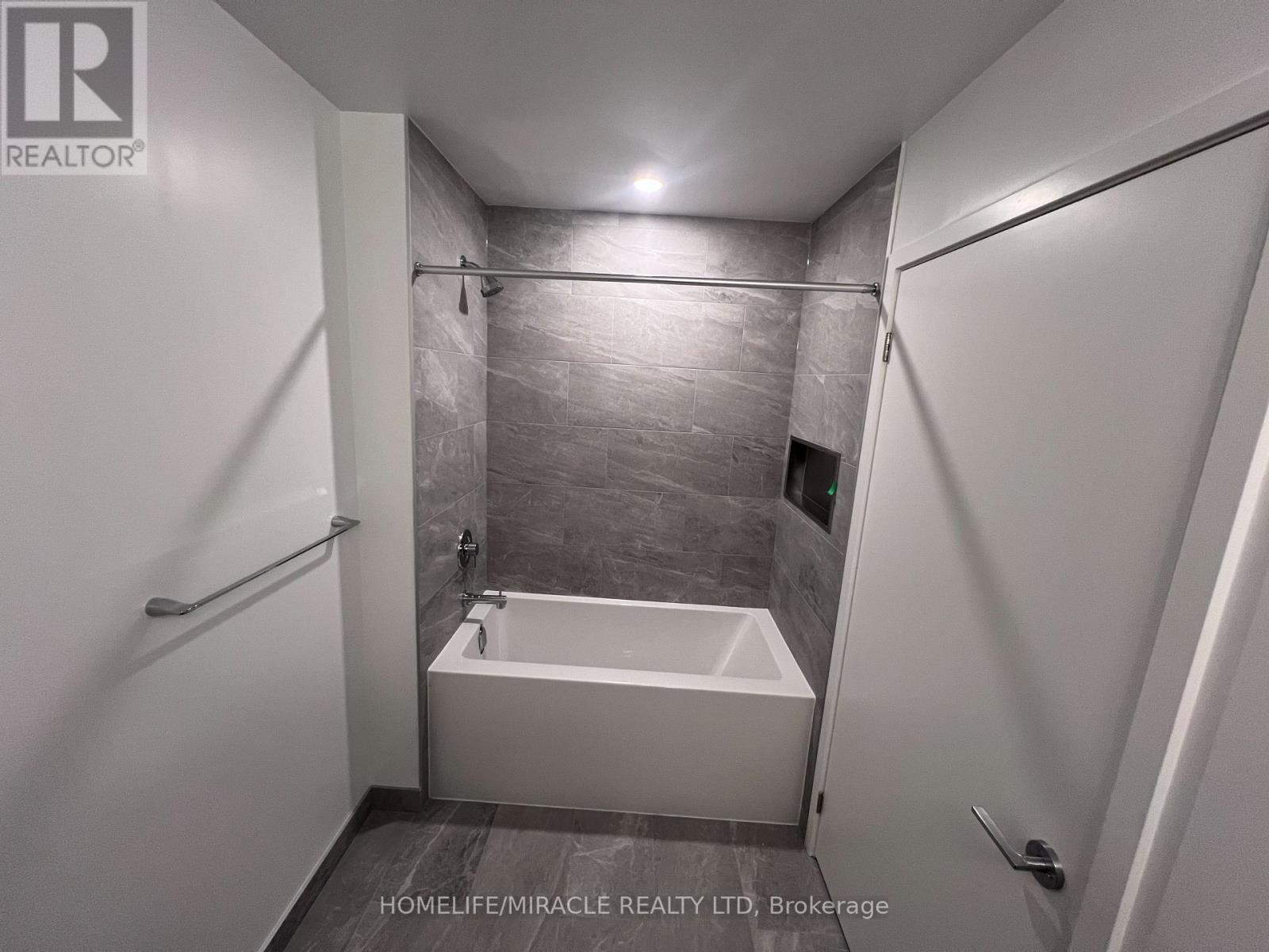 4004 - 395 Square One Drive, Mississauga, Ontario  L5B 0P6 - Photo 17 - W12739270