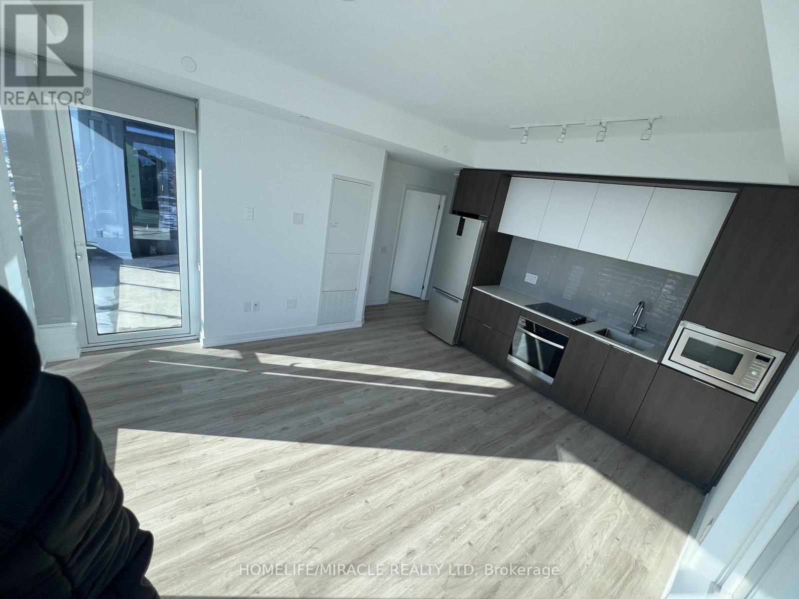 4004 - 395 Square One Drive, Mississauga, Ontario  L5B 0P6 - Photo 6 - W12739270