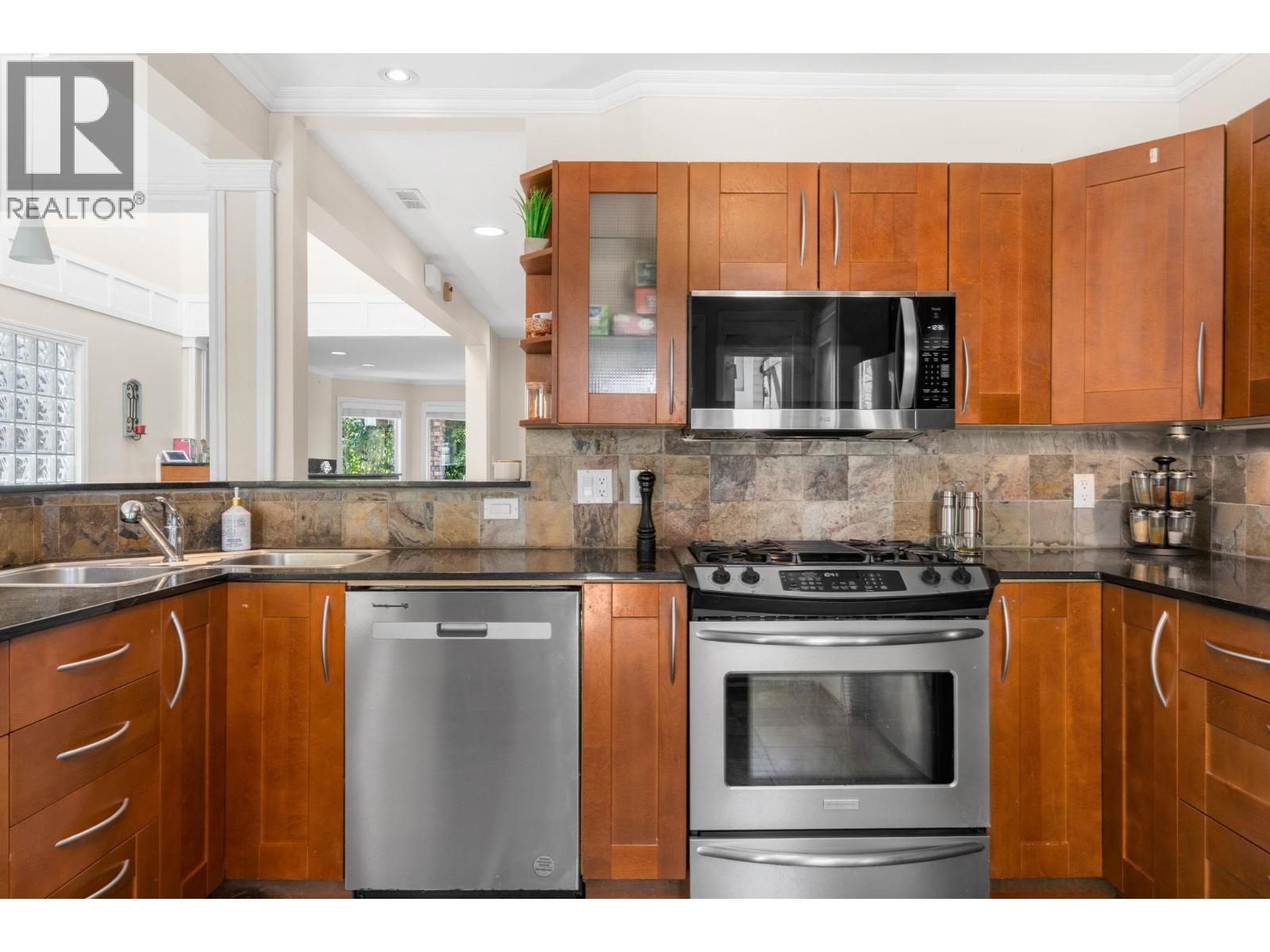 2 460 W 6th Street, North Vancouver, British Columbia  V7M 1K9 - Photo 15 - R3053135