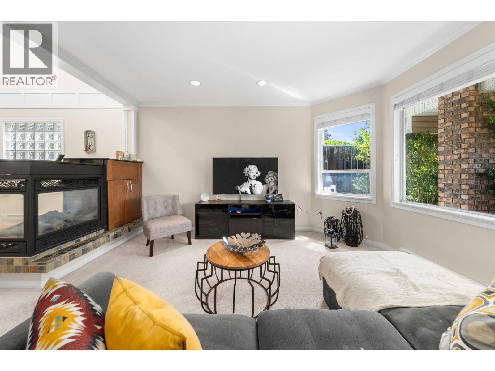 2 460 W 6th Street, North Vancouver, British Columbia  V7M 1K9 - Photo 3 - R3053135