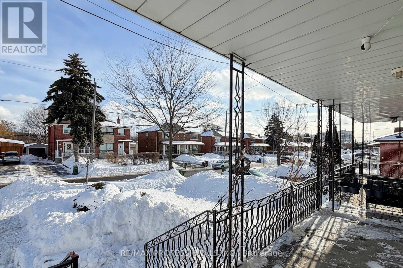 134 Giltspur Drive, Toronto, Ontario  M3L 1M9 - Photo 3 - W12739990