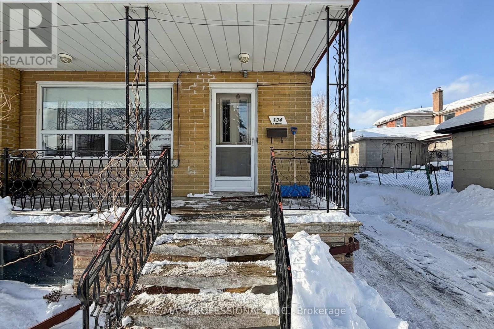 134 Giltspur Drive, Toronto, Ontario  M3L 1M9 - Photo 4 - W12739990