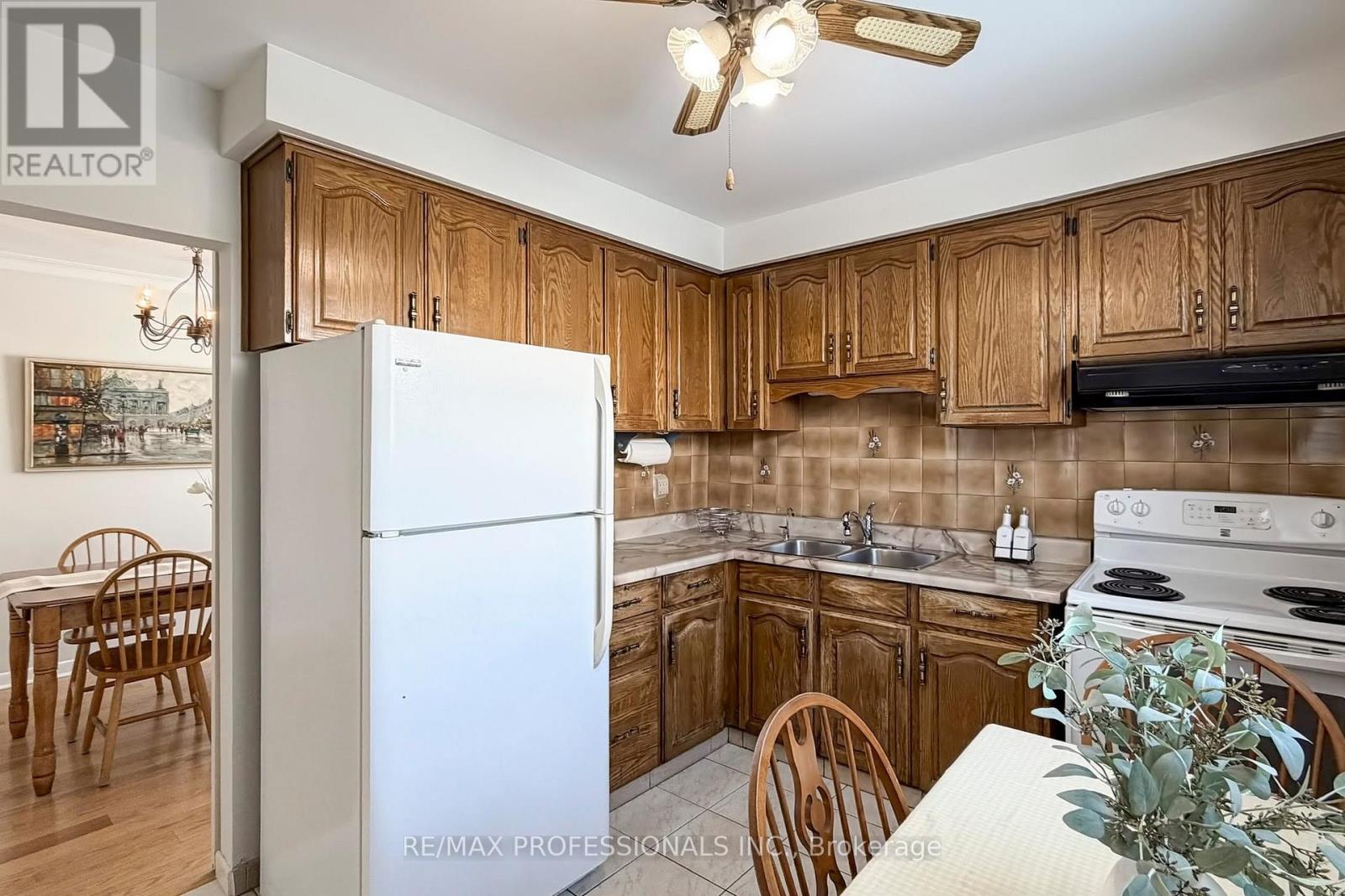 134 Giltspur Drive, Toronto, Ontario  M3L 1M9 - Photo 8 - W12739990